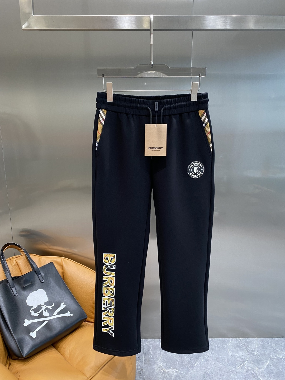 NO:628694,'Bajia' 2025 new autumn and winter casual pants!  The official website is on sale simultaneously. The brand's classic LOGO casual pants are extremely comfortable and have a strong touch. They are highly recognizable and have perfect appearance and craftsmanship. Sizes M-3XL next day, burberry, alexander wang19860909《巴家》 2025秋冬新款休闲裤！官网同步发售.品牌经典LOGO休闲裤 ,舒适度极好,手触感强烈.辨识度极高,完美品相工艺. 尺码M-3XL隔天,,burberry,alexander wang,Men's clothing