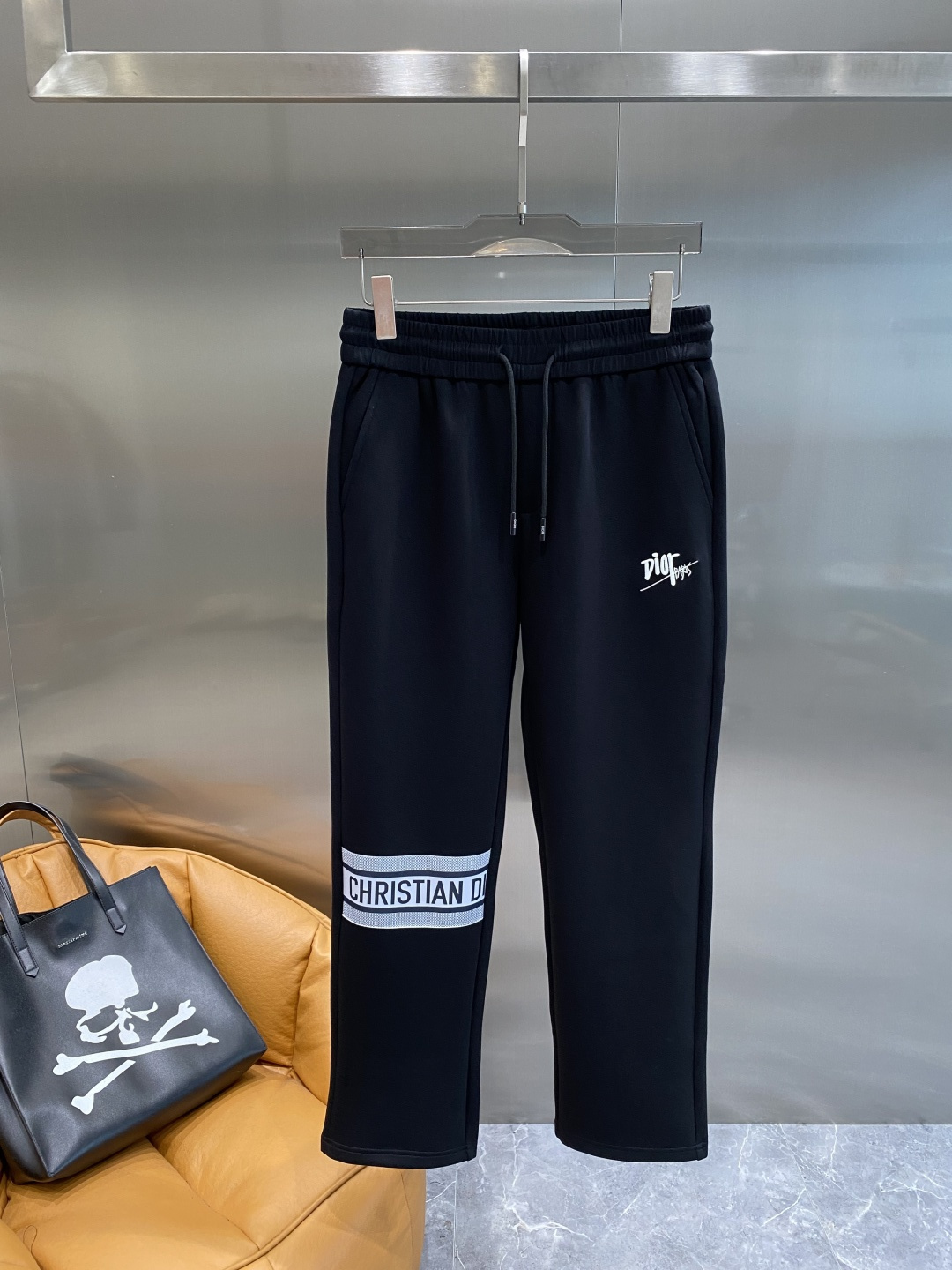 NO:628551,'Dijia' 2025 new autumn and winter casual pants!  On sale simultaneously on the official website. The brand's classic LOGO casual pants are extremely comfortable and have a strong touch. They are highly recognizable and have perfect appearance and craftsmanship. Sizes M-3XL next day, dior, alexander wang19860909《迪家》 2025秋冬新款休闲裤！官网同步发售.品牌经典LOGO休闲裤 ,舒适度极好,手触感强烈.辨识度极高,完美品相工艺. 尺码M-3XL隔天,,dior,alexander wang,Men's clothing