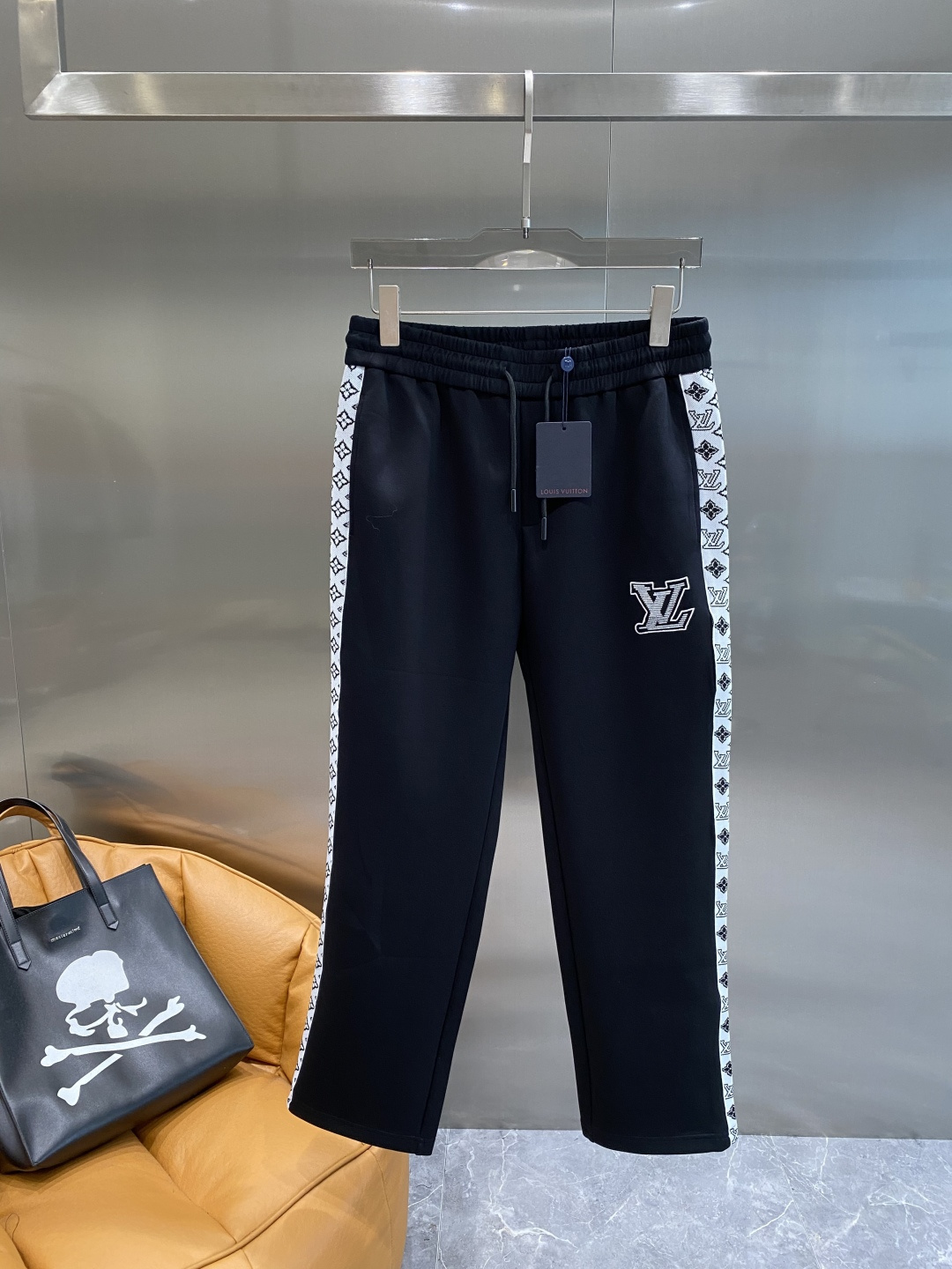 NO:628544,'Donkey Family' 2025 new autumn and winter casual pants!  On sale simultaneously on the official website. The brand's classic LOGO casual pants are extremely comfortable and have a strong touch. Highly recognizable and perfect in appearance and craftsmanship. Sizes M-3XL next day, louis vuitton, louis vuitton, alexander wang19860909《驴家》 2025秋冬新款休闲裤！官网同步发售.品牌经典LOGO休闲裤 ,舒适度极好,手触感强烈.辨识度极高,完美品相工艺. 尺码M-3XL隔天,,louis vuitton,louis vuitton,alexander wang,Men's clothing