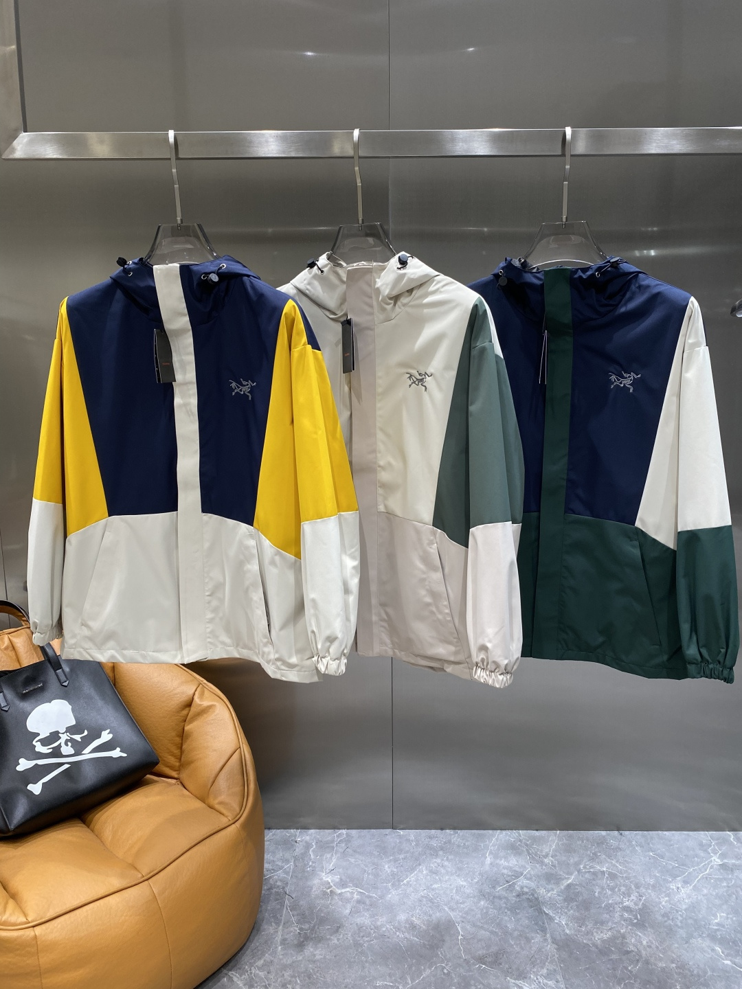 NO:599898,'Bird's House' 25ss early autumn windbreaker jacket hot style new casual fashion jacket autumn and winter counter!  Ultra-avant-garde design style, delicate and comfortable, very light to wear and not easy to wrinkle. Multiple craftsmanship. The overall design is quite visual. The upper body is casual and stylish, with a certain degree of stiffness. It is definitely at the forefront of fashion. It is recommended for urban leisure. Size M-3XL, next day,,jil sander,jackets & coats,jackets & coats,alexander wang19860909《鸟家》 25ss早秋风衣夹克外套爆款 秋冬专柜新款休闲时尚夹克外套！超前卫设计风格 细腻舒适 穿着非常轻便不易起皱.多重重工艺 整体的设计颇具视觉感,上身休闲有型,有一定的挺括度,绝对走在时尚最尖端的气质感推荐,都市休闲必备.码数M-3XL隔天,,jil sander,jackets & coats,jackets & coats,alexander wang,Men's clothing