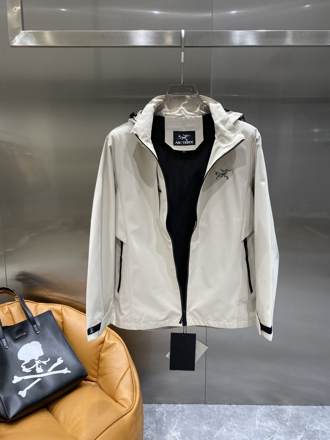 《𝙉𝙚𝙬🤍🖤鸟家》25ss早秋风衣爆款 秋冬专柜新款休闲时尚 超前卫设计风格 细腻舒适 多重重工艺 整体