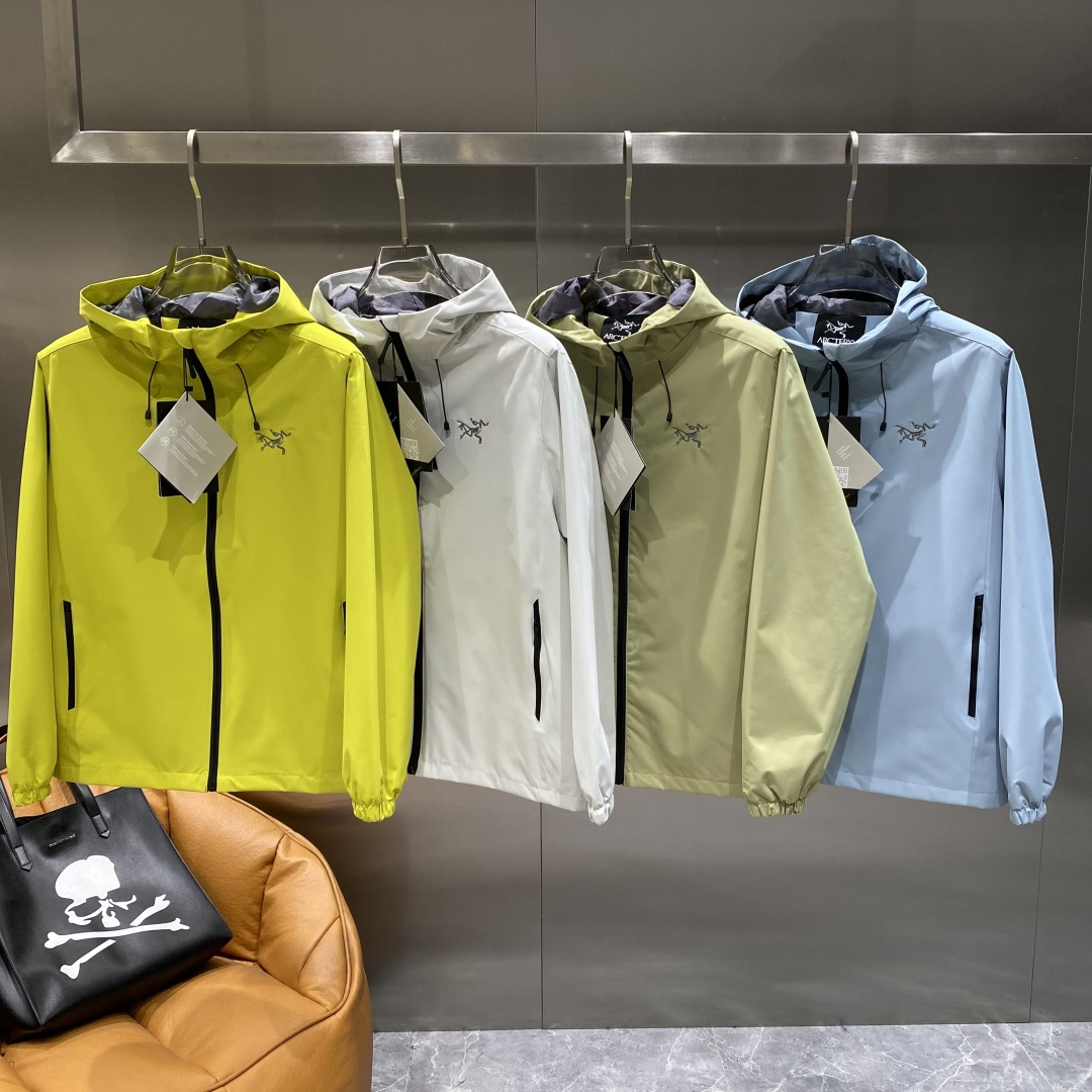 NO:599901,'Bird House' 25ss early autumn windbreaker hot style, new casual fashion in autumn and winter counters, ultra-avant-garde design style, delicate and comfortable, multiple craftsmanship, the overall design is quite visual, the upper body is casual and stylish, with a certain degree of stiffness, definitely at the forefront of fashion. Recommended for a temperament that is at the forefront of fashion, a must-have for urban leisure. Size M-3XL next day,, jil sander, alexander wang19860909《鸟家》 25ss早秋风衣爆款 秋冬专柜新款休闲时尚 超前卫设计风格 细腻舒适 多重重工艺 整体的设计颇具视觉感,上身休闲有型,有一定的挺括度,绝对走在时尚最尖端的气质感推荐,都市休闲必备.码数M-3XL隔天,,jil sander,alexander wang,Men's clothing