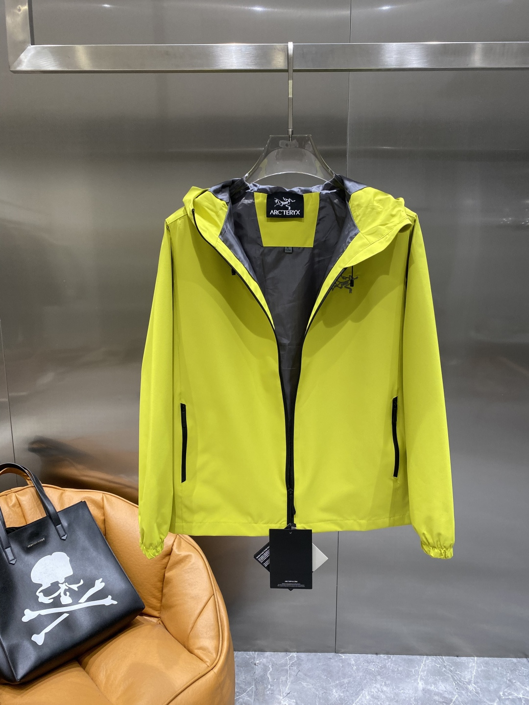 《𝙉𝙚𝙬🤍🖤鸟家》25ss早秋风衣爆款 秋冬专柜新款休闲时尚 超前卫设计风格 细腻舒适 多重重工艺 整体