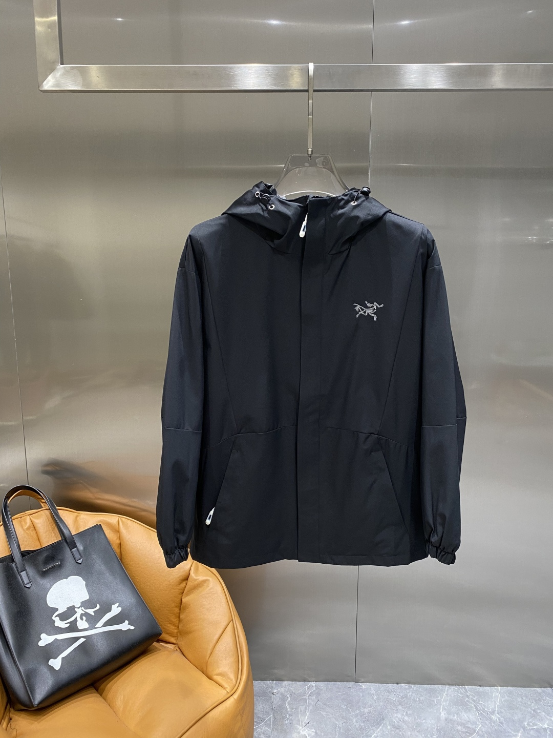 NO:599879,'Bird House' 25ss early autumn windbreaker hot style, new casual fashion in autumn and winter counters, ultra-avant-garde design style, delicate and comfortable, multiple craftsmanship, the overall design is quite visual, the upper body is casual and stylish, with a certain degree of stiffness, definitely at the forefront of fashion. Recommended for a temperament that is at the forefront of fashion, a must-have for urban leisure. Size M-3XL next day,, jil sander, alexander wang19860909《鸟家》 25ss早秋风衣爆款 秋冬专柜新款休闲时尚 超前卫设计风格 细腻舒适 多重重工艺 整体的设计颇具视觉感,上身休闲有型,有一定的挺括度,绝对走在时尚最尖端的气质感推荐,都市休闲必备.码数M-3XL隔天,,jil sander,alexander wang,Men's clothing