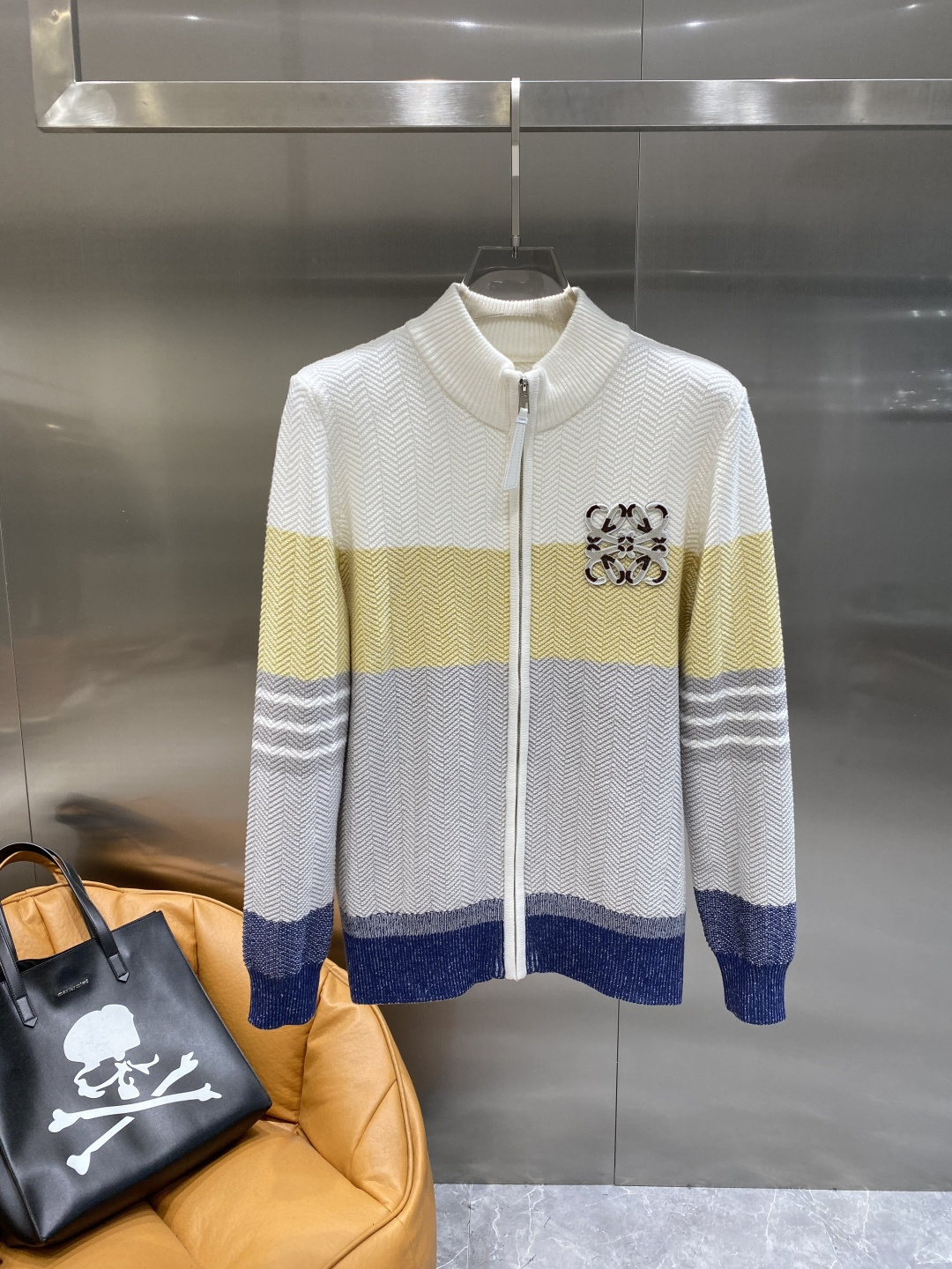 NO:599885,'Luojia' 2025 new autumn and winter men's wool knitted cardigan jacket. The counter is selling hot-selling items, and every major fashion buyer and star has a versatile item. It is simple and fashionable, and the upper body is full of gentleman style. The entire sweater is not only exquisite in texture, but also the wiring is even and neat. The overall beauty and elegance ensure that the silhouette of the clothes is not easily deformed. Customized wool fabric  It is neither too loose nor too tight, and has very good recovery properties. A fashion item that is both cold-proof and fashionable in autumn and winter. m-3XL, loewe, jackets & coats, sweaters, alexander wang19860909《罗家》 2025秋冬新款男士羊毛针织开衫外套.专柜在售爆款单品,各大时尚买手明星人手一件的百搭单品.简单时尚甚是好看,上身绅士范十足.整件毛衣不单纹理工艺精美,走线更是精工细作均匀整齐.整体美观大方保证了衣服的廓形不易变形.定制羊毛面料 既不会很宽松也不会很紧绷,恢复性非常好.秋冬御寒与时尚兼备的一款时装单品.m-3XL隔天,,loewe,jackets & coats,sweaters,alexander wang,Men's clothing