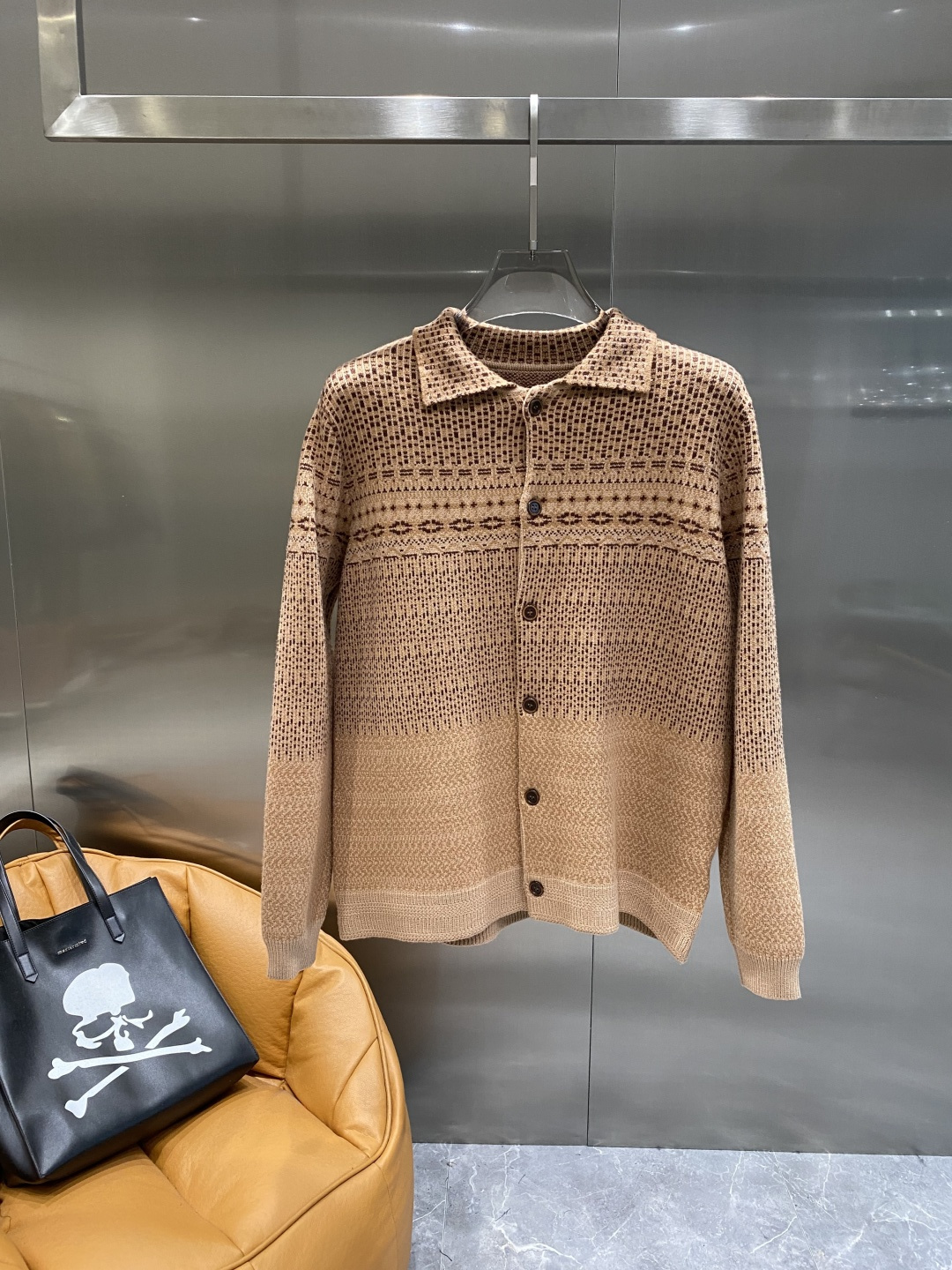 NO:599888,'LP Home' 2025 new autumn and winter men's wool knitted cardigan jacket. The counter is selling hot-selling items, and every major fashion buyer star has a versatile item. Simple and fashionable, it is very beautiful, and the upper body is full of gentleman style. The whole sweater is not only exquisite in texture, but also the wiring is even and neat. The overall beauty and elegance ensure that the silhouette of the clothes is not easy to deform. Customized wool fabric  It is neither too loose nor too tight, and has very good recovery properties. A fashion item that is both cold-proof and fashionable in autumn and winter. m-3XL, loro piana, jackets & coats, sweaters, alexander wang19860909《LP家》 2025秋冬新款男士羊毛针织开衫外套.专柜在售爆款单品,各大时尚买手明星人手一件的百搭单品.简单时尚甚是好看,上身绅士范十足.整件毛衣不单纹理工艺精美,走线更是精工细作均匀整齐.整体美观大方保证了衣服的廓形不易变形.定制羊毛面料 既不会很宽松也不会很紧绷,恢复性非常好.秋冬御寒与时尚兼备的一款时装单品.m-3XL隔天,,loro piana,jackets & coats,sweaters,alexander wang,Men's clothing