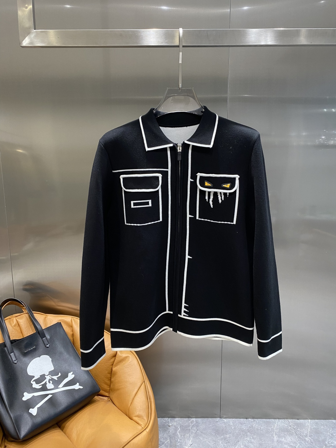 NO:599891,'Fenjia' 2025 new autumn and winter men's wool knitted cardigan jacket. The counter is selling hot-selling items, and every major fashion buyer and star has a versatile item. It is simple and fashionable, and the upper body is full of gentleman style. The whole sweater not only has exquisite texture and craftsmanship, but also the wiring is even and neat. The overall beauty and elegance ensure that the silhouette of the clothes is not easily deformed. Customized wool fabric  It is neither too loose nor too tight, and has very good recovery properties. A fashion item that is both cold-proof and fashionable in autumn and winter. m-3XL, fendi, jackets & coats, sweaters, alexander wang19860909《芬家》 2025秋冬新款男士羊毛针织开衫外套.专柜在售爆款单品,各大时尚买手明星人手一件的百搭单品.简单时尚甚是好看,上身绅士范十足.整件毛衣不单纹理工艺精美,走线更是精工细作均匀整齐.整体美观大方保证了衣服的廓形不易变形.定制羊毛面料 既不会很宽松也不会很紧绷,恢复性非常好.秋冬御寒与时尚兼备的一款时装单品.m-3XL隔天,,fendi,jackets & coats,sweaters,alexander wang,Men's clothing