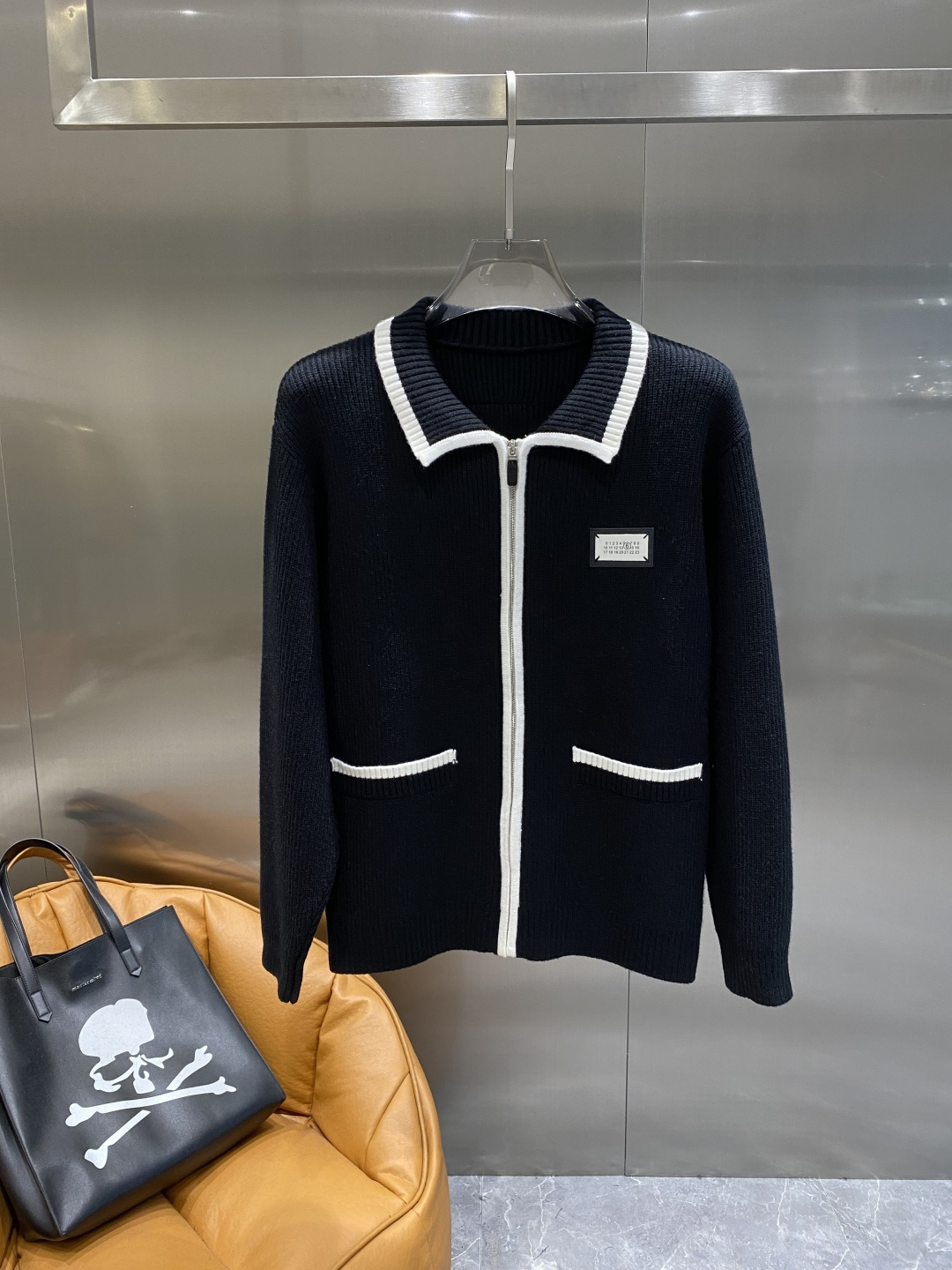 NO:599897,'Maggie's Home' 2025 new autumn and winter men's wool knitted cardigan jacket. The counter is selling hot-selling items, and all major fashion buyers and celebrities have a versatile item. Simple and fashionable, it is very beautiful, and the upper body is full of gentleman style. The whole sweater is not only exquisite in texture, but also the wiring is even and neat. The overall beauty and elegance ensure that the silhouette of the clothes is not easily deformed. Customized wool fabric  It is neither too loose nor too tight, and has very good recovery properties. A fashion item that is both cold-proof and fashionable in autumn and winter. m-3XL, jackets & coats, sweaters, alexander wang19860909《玛吉家》 2025秋冬新款男士羊毛针织开衫外套.专柜在售爆款单品,各大时尚买手明星人手一件的百搭单品.简单时尚甚是好看,上身绅士范十足.整件毛衣不单纹理工艺精美,走线更是精工细作均匀整齐.整体美观大方保证了衣服的廓形不易变形.定制羊毛面料 既不会很宽松也不会很紧绷,恢复性非常好.秋冬御寒与时尚兼备的一款时装单品.m-3XL隔天,,jackets & coats,sweaters,alexander wang,Men's clothing