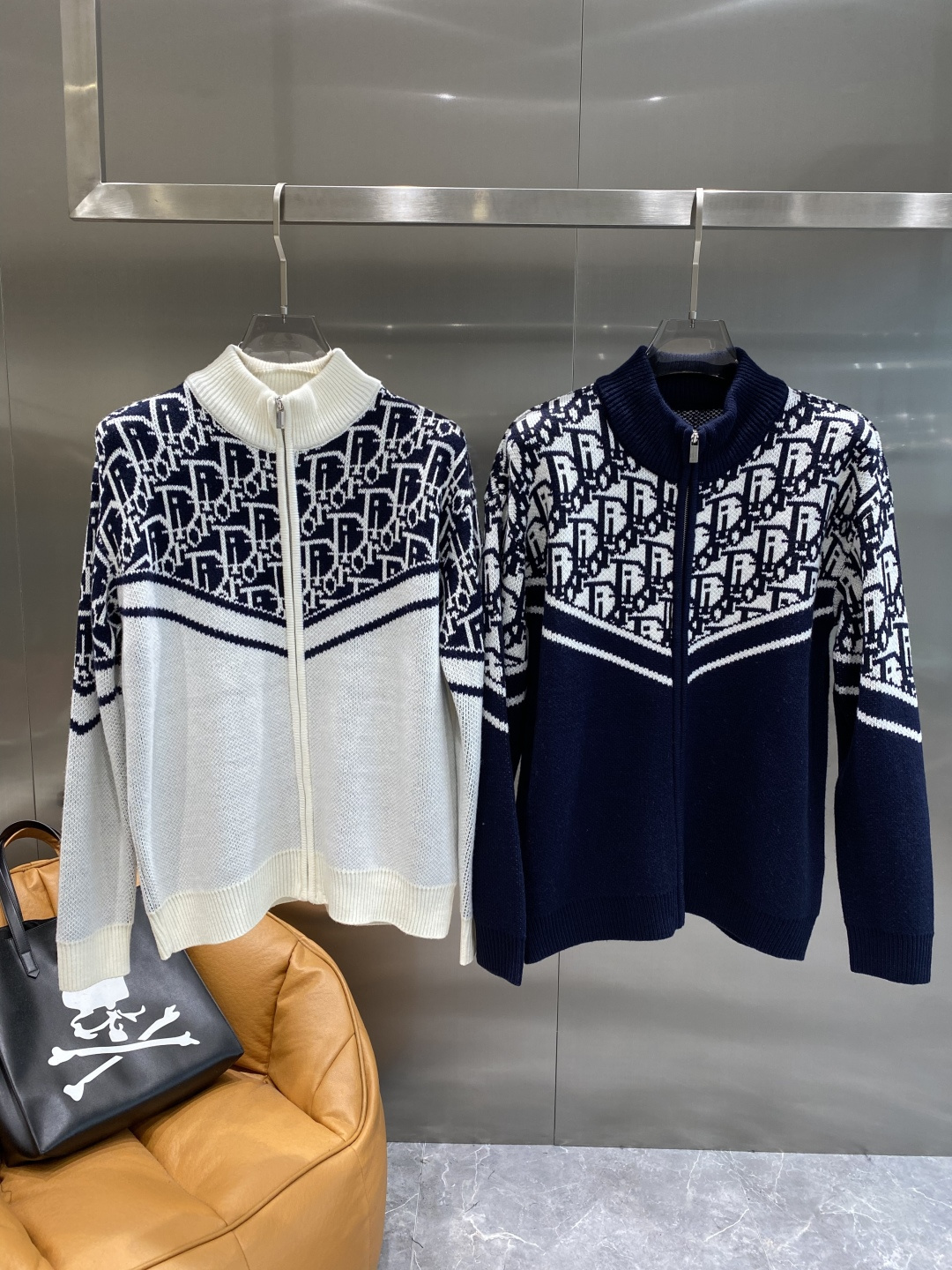 NO:599880,'Dijia' 25ss Autumn and Winter The latest and top-quality cardigans, wool sweaters, cardigan sweaters, exquisite color combinations and new trendy cardigans, the top quality counters are on sale, top-notch production technology imported fabrics, counter models with unique designs, imported high-end custom-made imported silk threads with first-class feel!  On sale on the official website. Size: M-3XL next day, dior, sweaters, alexander wang19860909《迪家》 25ss秋冬 最新最顶级开衫羊毛针织衫开衫毛衣,精致配色融合新款潮开衫,最顶级的品质专柜在售,顶级制作工艺进口面料,专柜款独特设计,采用进口高端订制进口丝线手感一流！官网在售. 码数:M-3XL隔天,,dior,sweaters,alexander wang,Men's clothing