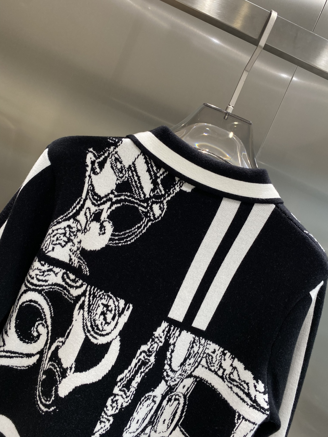 《𝙉𝙚𝙬🤍🖤爱马家》25ss秋冬 最新最顶级开衫羊毛针织衫开衫毛衣，精致配色融合新款潮开衫，最顶级的品质