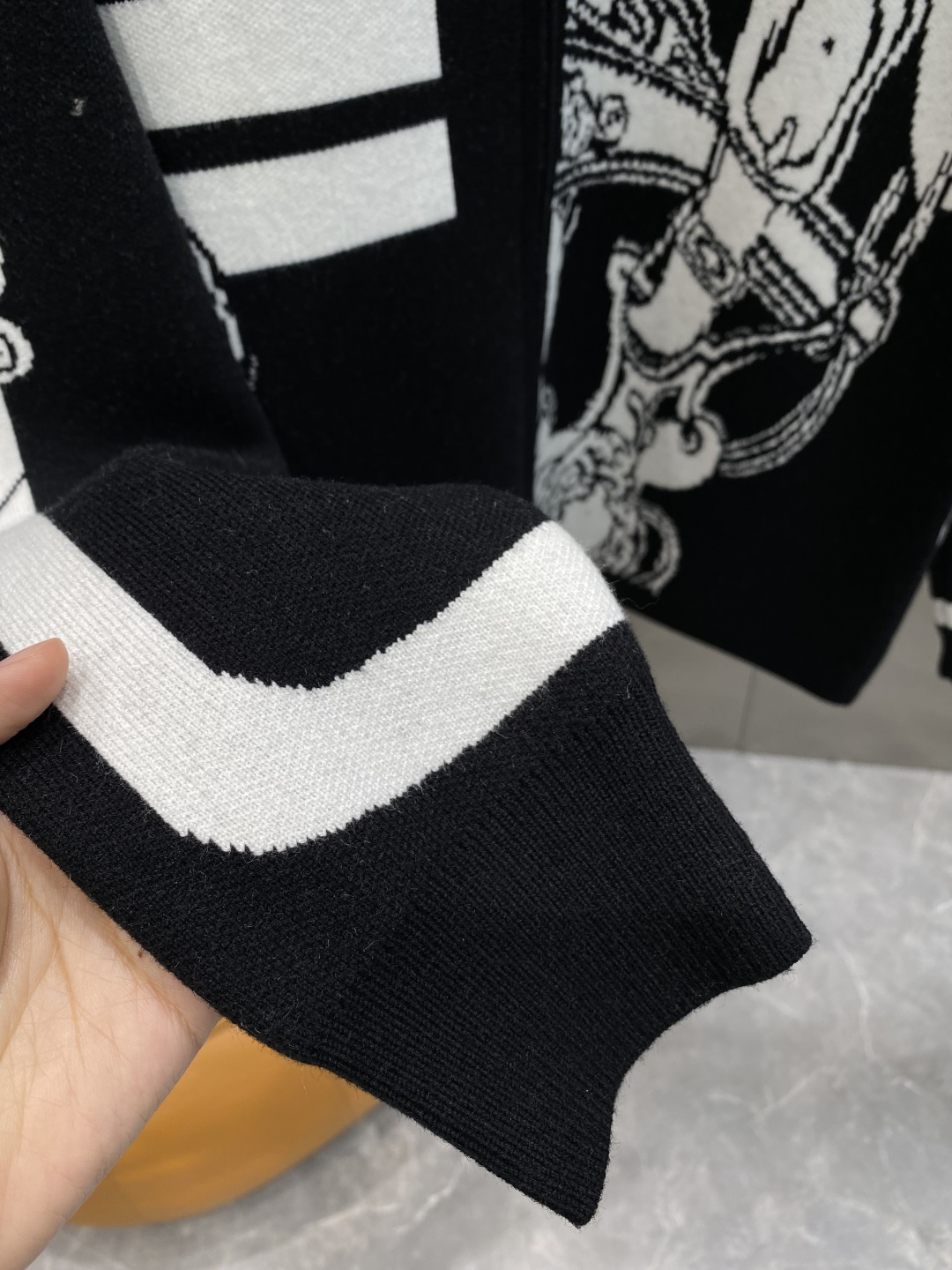 《𝙉𝙚𝙬🤍🖤爱马家》25ss秋冬 最新最顶级开衫羊毛针织衫开衫毛衣，精致配色融合新款潮开衫，最顶级的品质