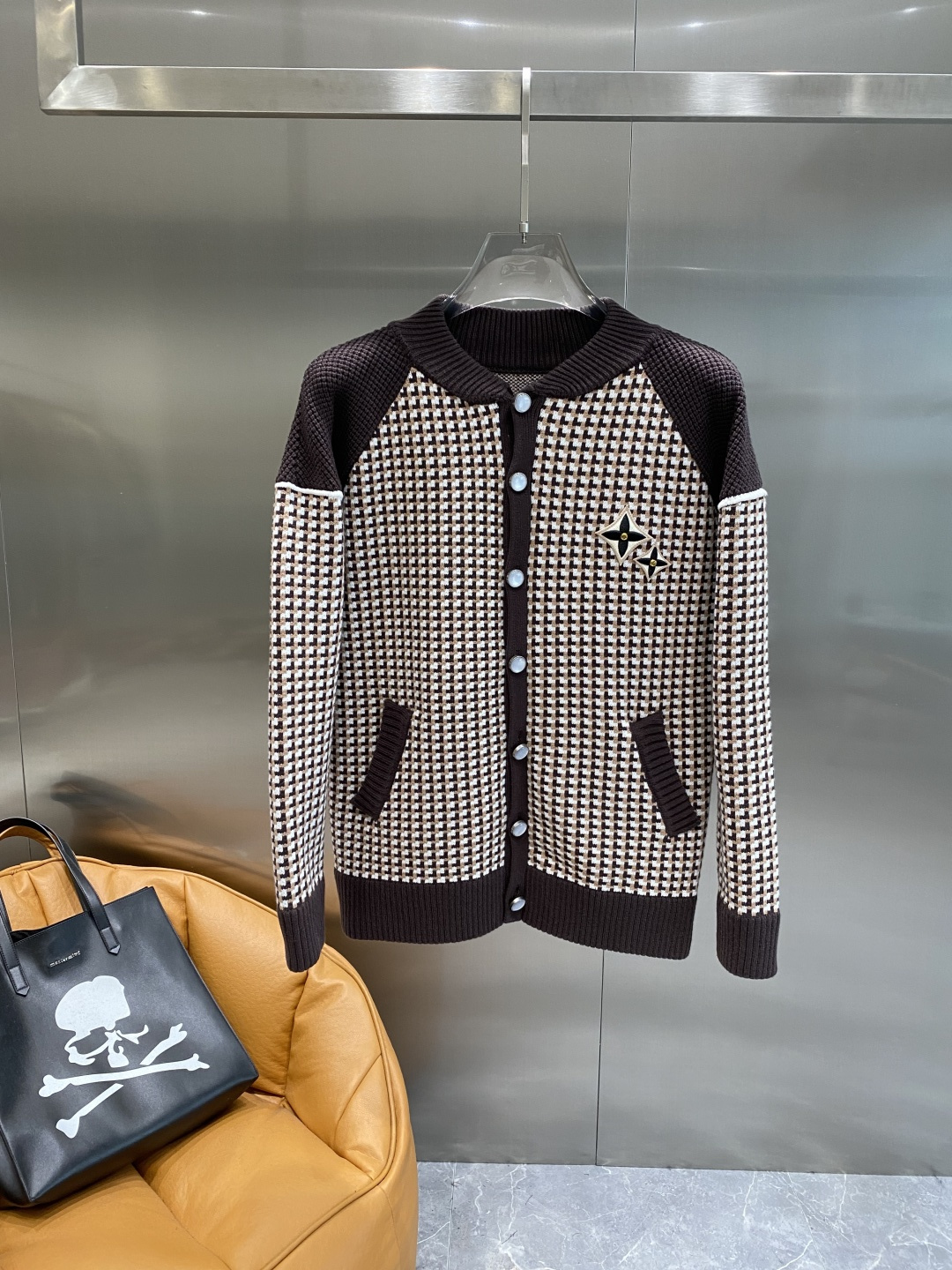 NO:599889,'Donkey Family' 25ss Autumn and Winter The latest and top-quality cardigan wool sweater cardigan sweater, exquisite color matching and new trendy cardigan, the top quality counter is on sale, top-notch production technology imported fabrics, counter model unique design, using imported high-end custom-made imported silk thread with first-class feel!  On sale on the official website. Size: M-3XL next day, louis vuitton, louis vuitton, sweaters, alexander wang19860909《驴家》 25ss秋冬 最新最顶级开衫羊毛针织衫开衫毛衣,精致配色融合新款潮开衫,最顶级的品质专柜在售,顶级制作工艺进口面料,专柜款独特设计,采用进口高端订制进口丝线手感一流！官网在售. 码数:M-3XL隔天,,louis vuitton,louis vuitton,sweaters,alexander wang,Men's clothing