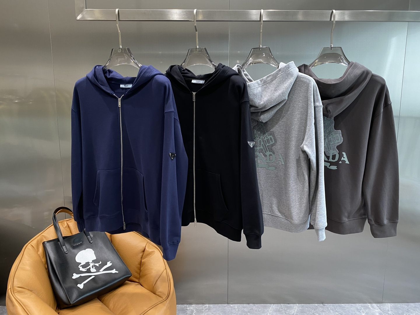 NO:599892,'Pujia' 2025ss latest autumn and winter counters have the same style for the first time!  High-end fashionable casual sweatshirt, the super authentic upper body will instantly transform you into an oppa!  Simple and fashionable three-dimensional tailoring, unique craftsmanship, produced by the original factory. The upper body effect is excellent, showing the confident temperament; all details show the perfect quality. The classic logo on the chest symbolizes the brand's supreme quality. Owning it is the beginning of another fashion. Size M-3XL, Prada, hoodie, sweatshirts, alexander wang19860909《普家》 2025ss秋冬最新款专柜同款首发！高端时尚休闲卫衣,超正版型上身瞬间变欧巴！简约时尚的三维裁剪,工艺独特,原单代工厂出品 上身效果极佳,彰显自信气质；所有细微处尽情展现完美品质胸口的经典Logo象征了品牌至高的品质,拥有,便是另一种时尚的开始,码数M—3XL隔天,,prada,hoodie,sweatshirts,alexander wang,Men's clothing