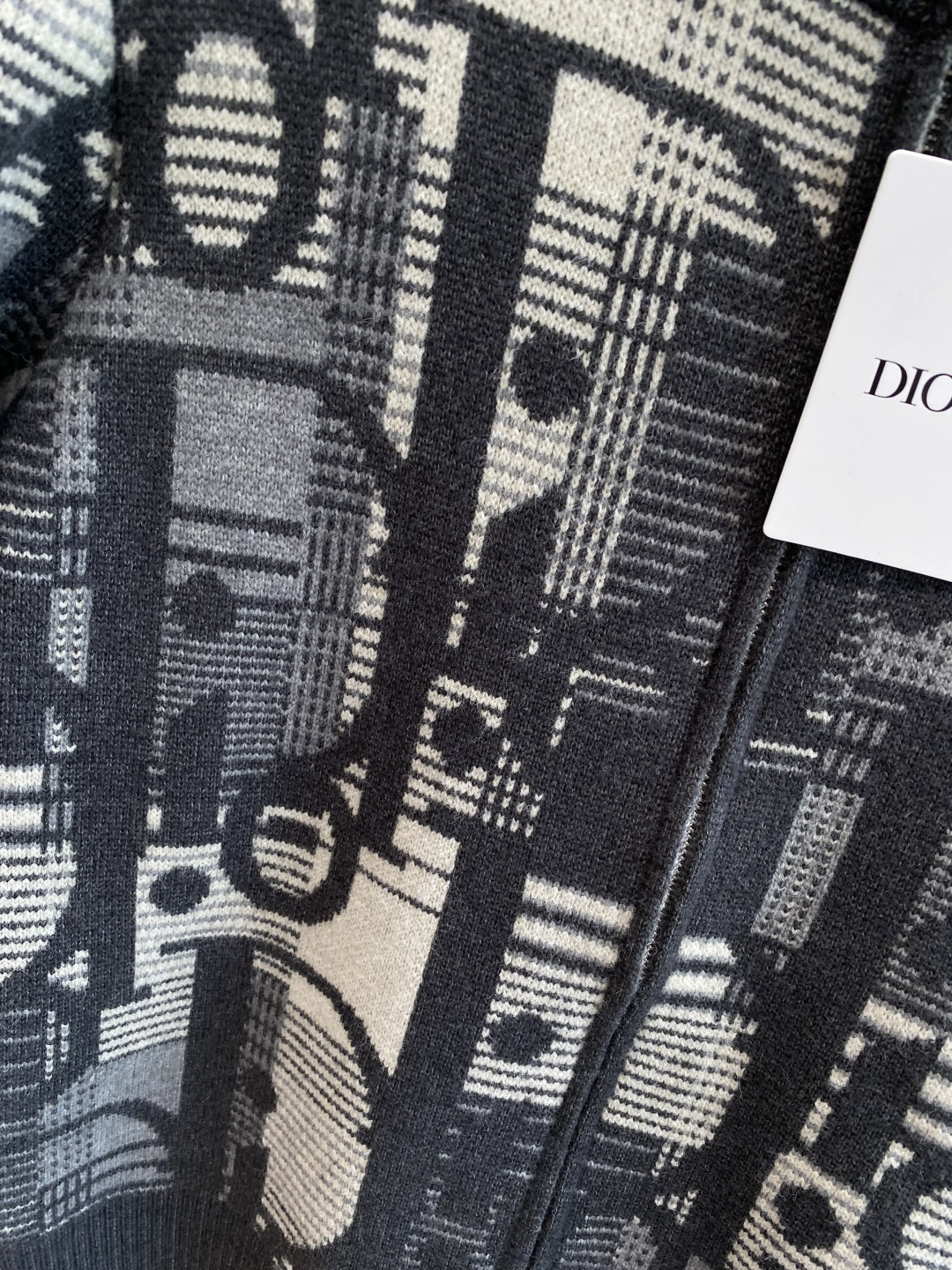 《𝙉𝙚𝙬🤍🖤迪家》25ss秋冬 最新最顶级开衫羊毛针织衫毛衣，精致配色融合新款潮开衫，最顶级的品质专柜在