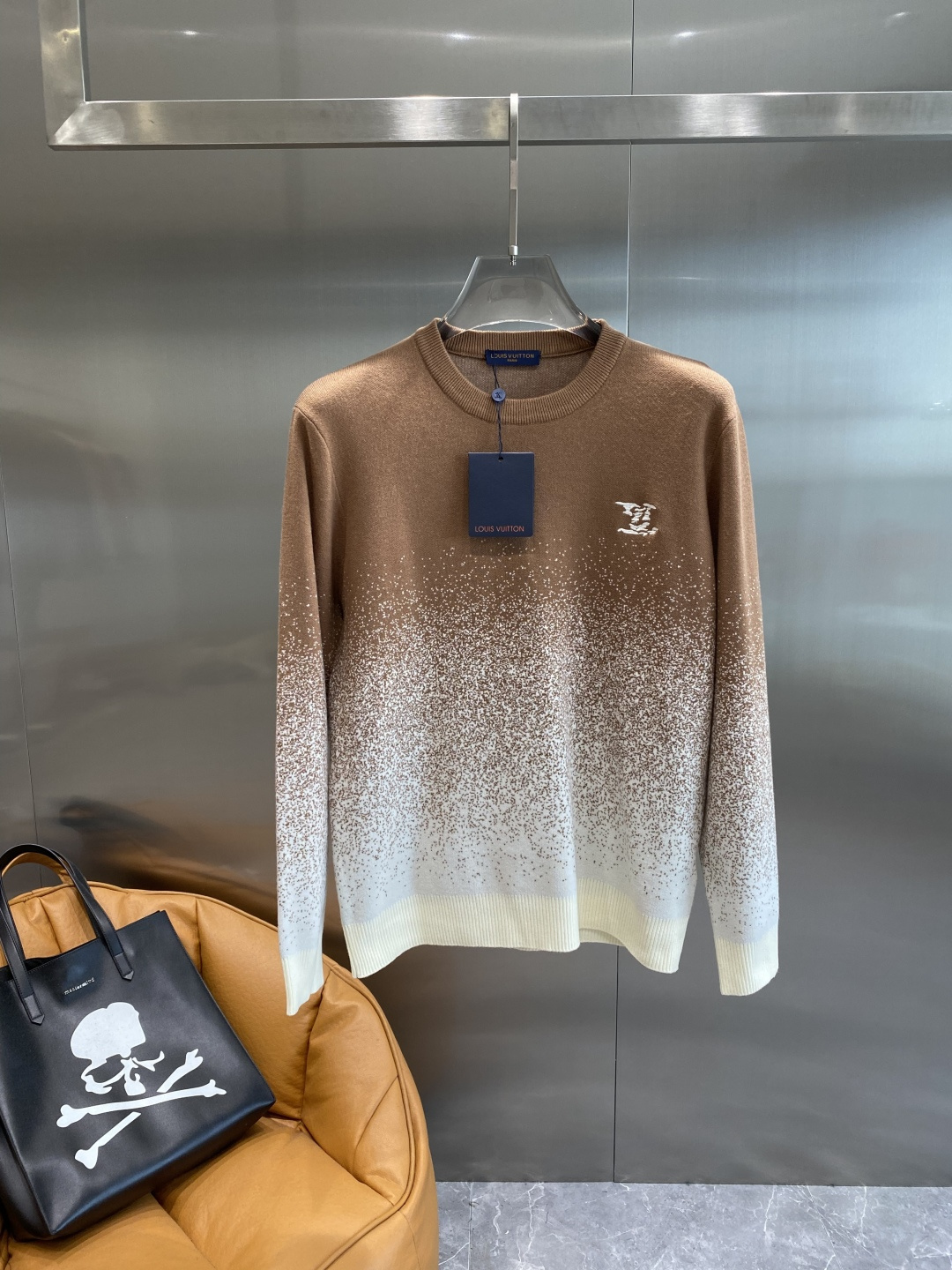 《𝙉𝙚𝙬🤍🖤驴家》秋冬经典男士针织长袖圆领套头毛衣 这款针织衫向经典图案致敬。采用棉质平纹针织面料精心制