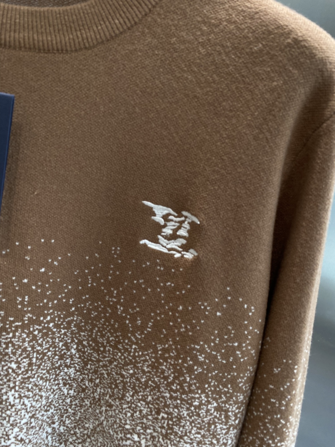 《𝙉𝙚𝙬🤍🖤驴家》秋冬经典男士针织长袖圆领套头毛衣 这款针织衫向经典图案致敬。采用棉质平纹针织面料精心制