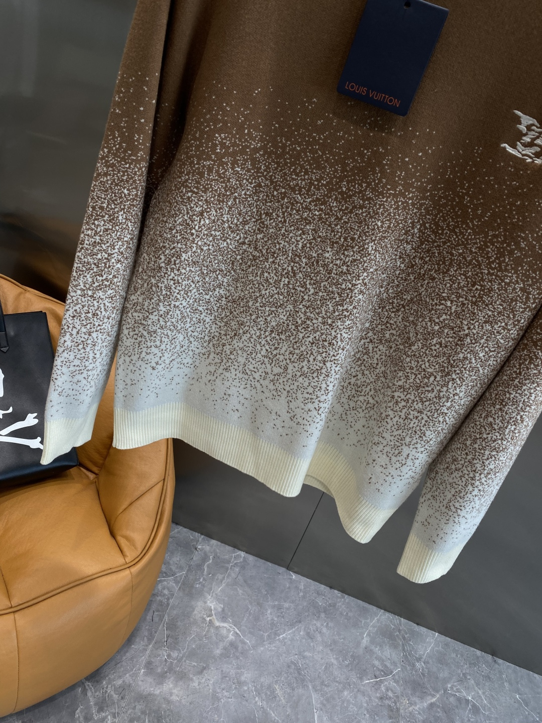 《𝙉𝙚𝙬🤍🖤驴家》秋冬经典男士针织长袖圆领套头毛衣 这款针织衫向经典图案致敬。采用棉质平纹针织面料精心制