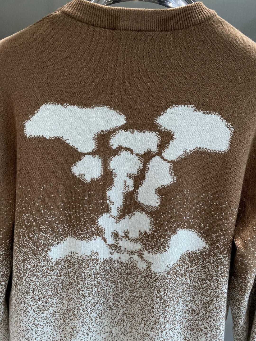 《𝙉𝙚𝙬🤍🖤驴家》秋冬经典男士针织长袖圆领套头毛衣 这款针织衫向经典图案致敬。采用棉质平纹针织面料精心制