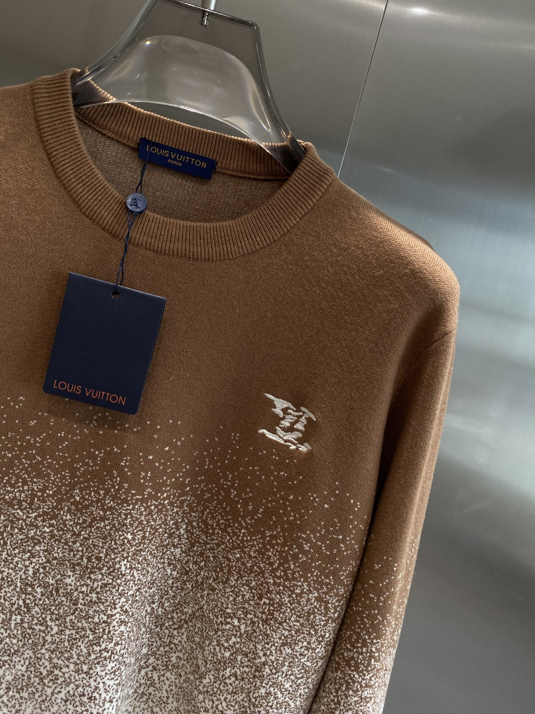 《𝙉𝙚𝙬🤍🖤驴家》秋冬经典男士针织长袖圆领套头毛衣 这款针织衫向经典图案致敬。采用棉质平纹针织面料精心制