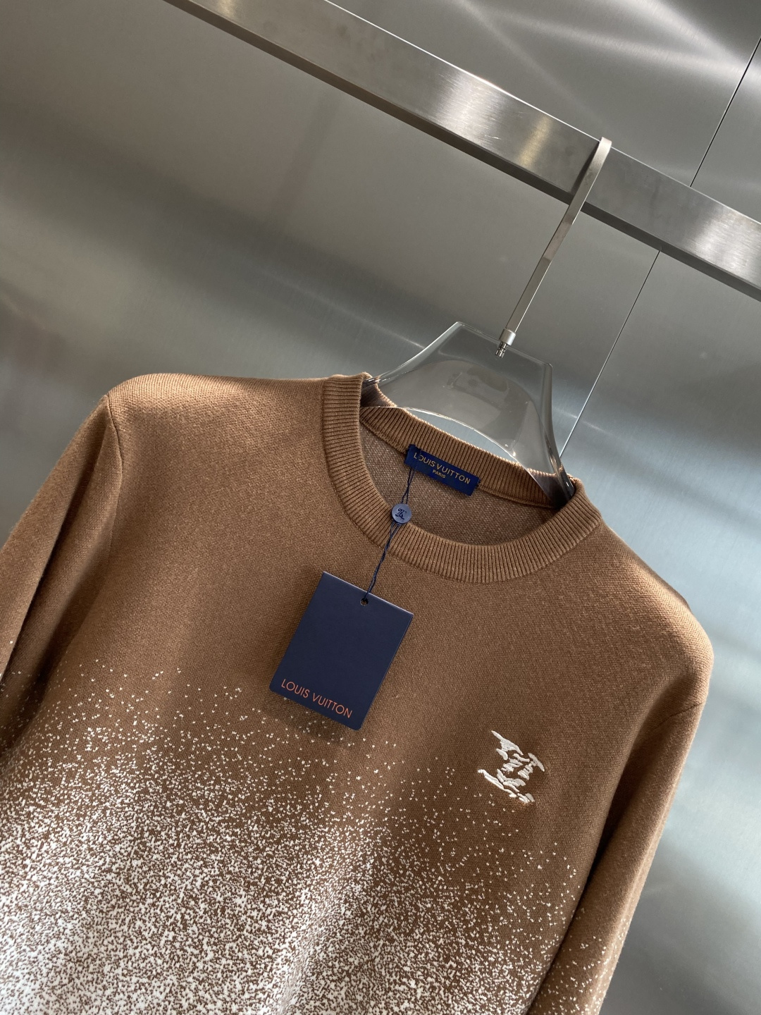 《𝙉𝙚𝙬🤍🖤驴家》秋冬经典男士针织长袖圆领套头毛衣 这款针织衫向经典图案致敬。采用棉质平纹针织面料精心制