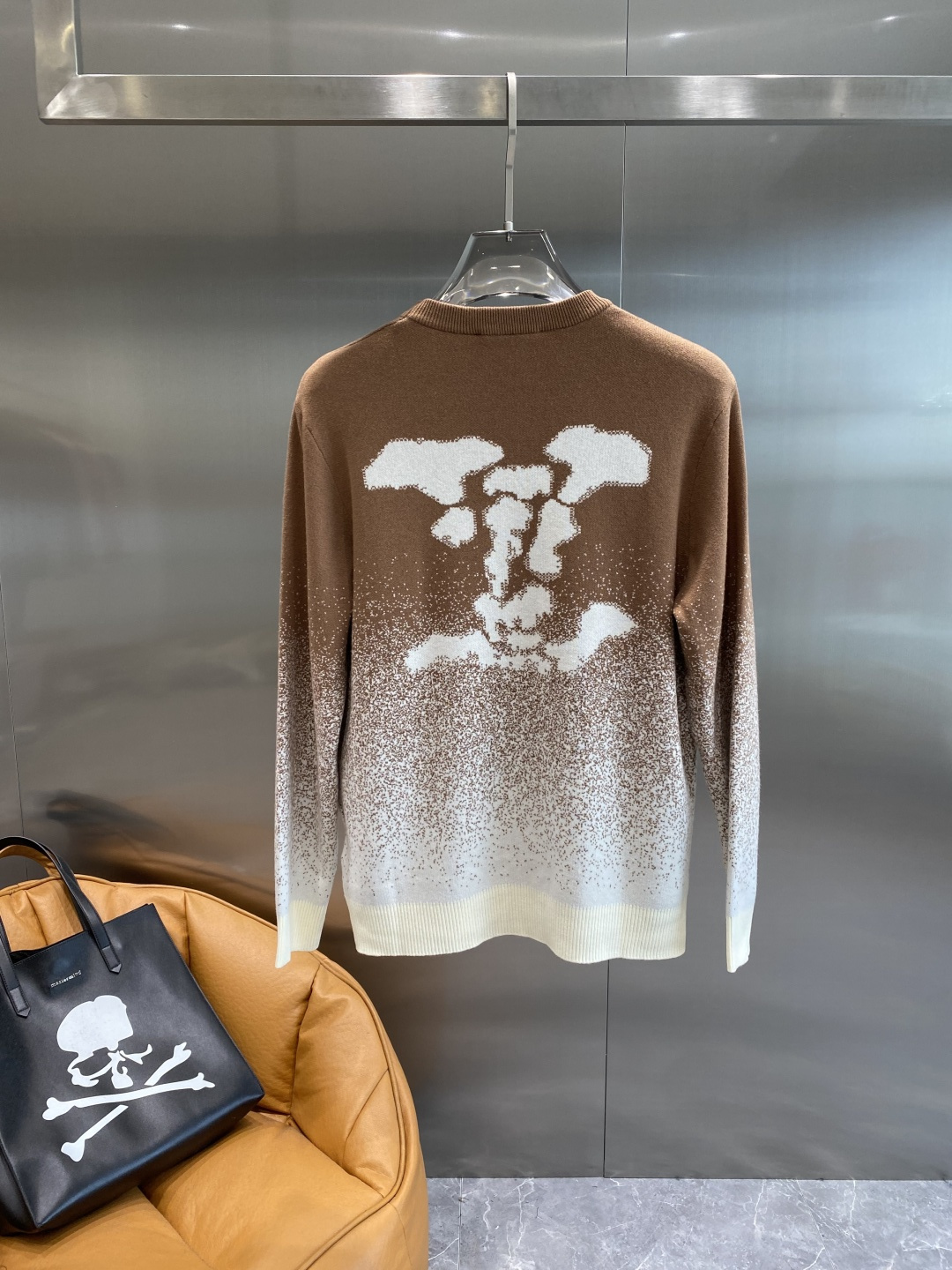 《𝙉𝙚𝙬🤍🖤驴家》秋冬经典男士针织长袖圆领套头毛衣 这款针织衫向经典图案致敬。采用棉质平纹针织面料精心制