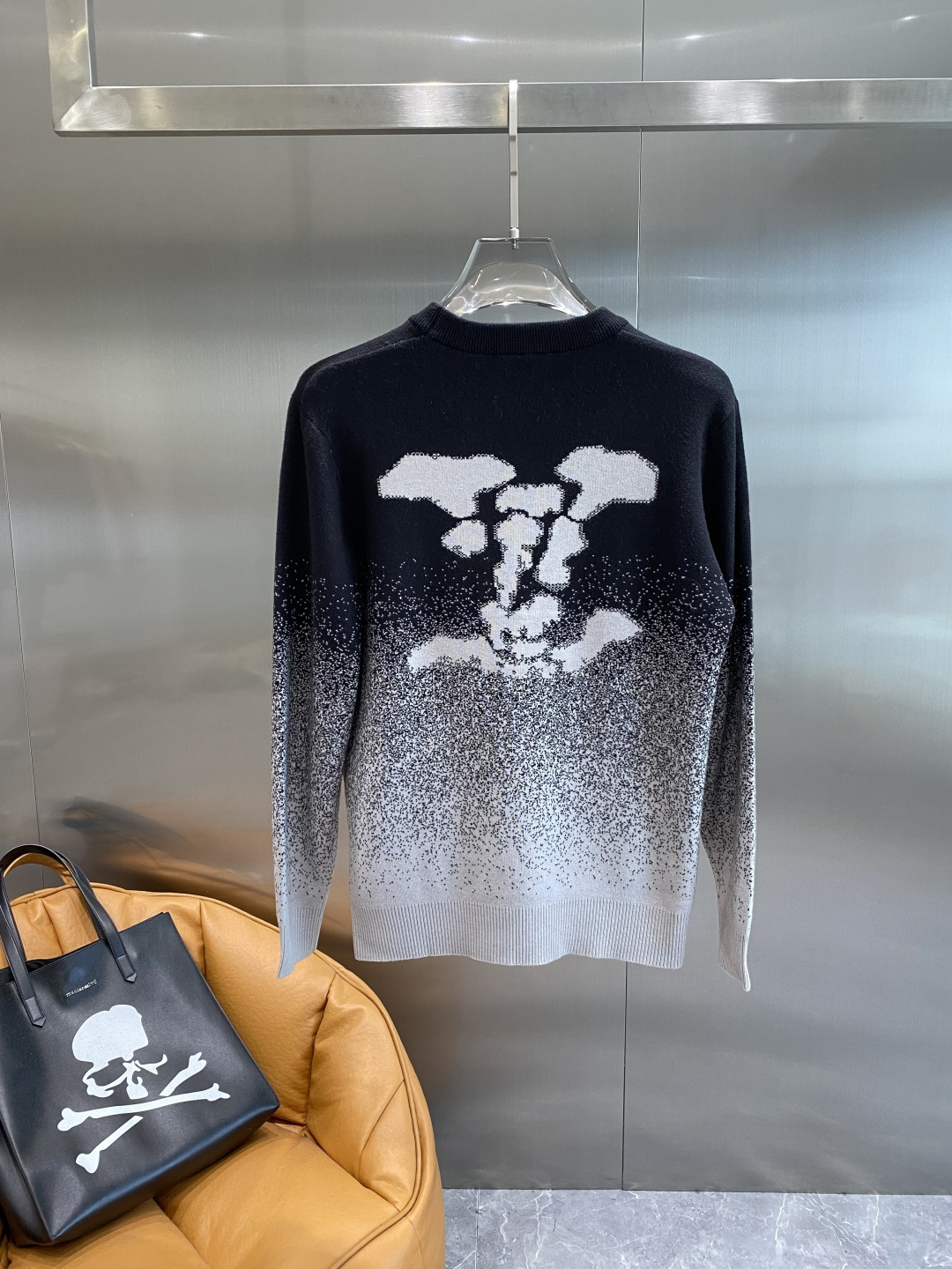 《𝙉𝙚𝙬🤍🖤驴家》秋冬经典男士针织长袖圆领套头毛衣 这款针织衫向经典图案致敬。采用棉质平纹针织面料精心制