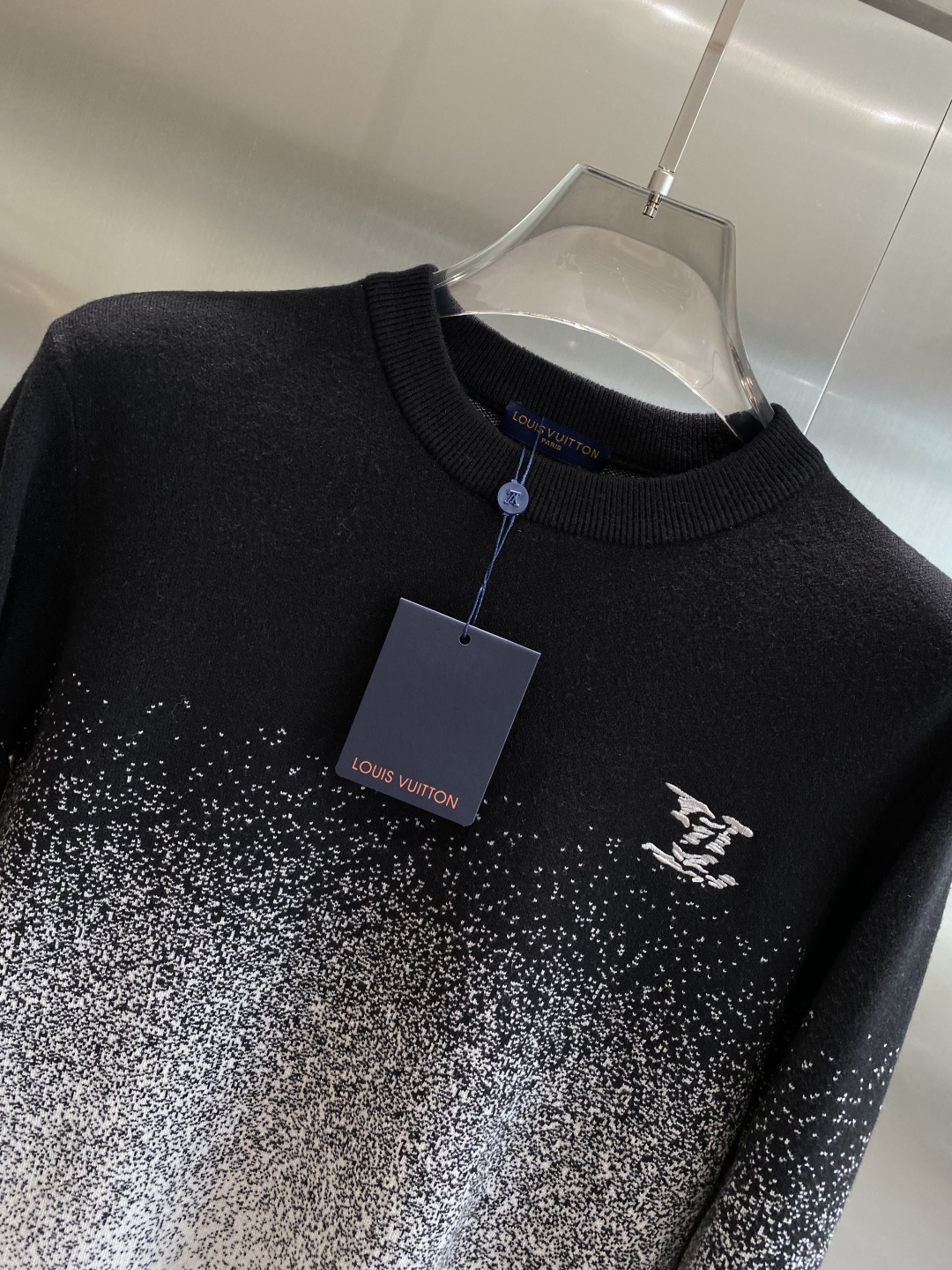 《𝙉𝙚𝙬🤍🖤驴家》秋冬经典男士针织长袖圆领套头毛衣 这款针织衫向经典图案致敬。采用棉质平纹针织面料精心制