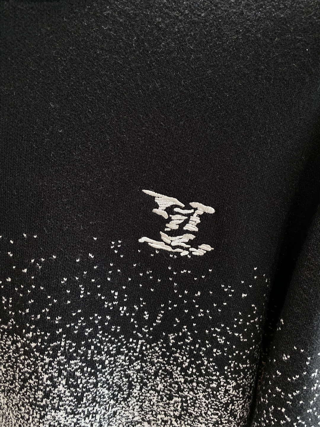 《𝙉𝙚𝙬🤍🖤驴家》秋冬经典男士针织长袖圆领套头毛衣 这款针织衫向经典图案致敬。采用棉质平纹针织面料精心制