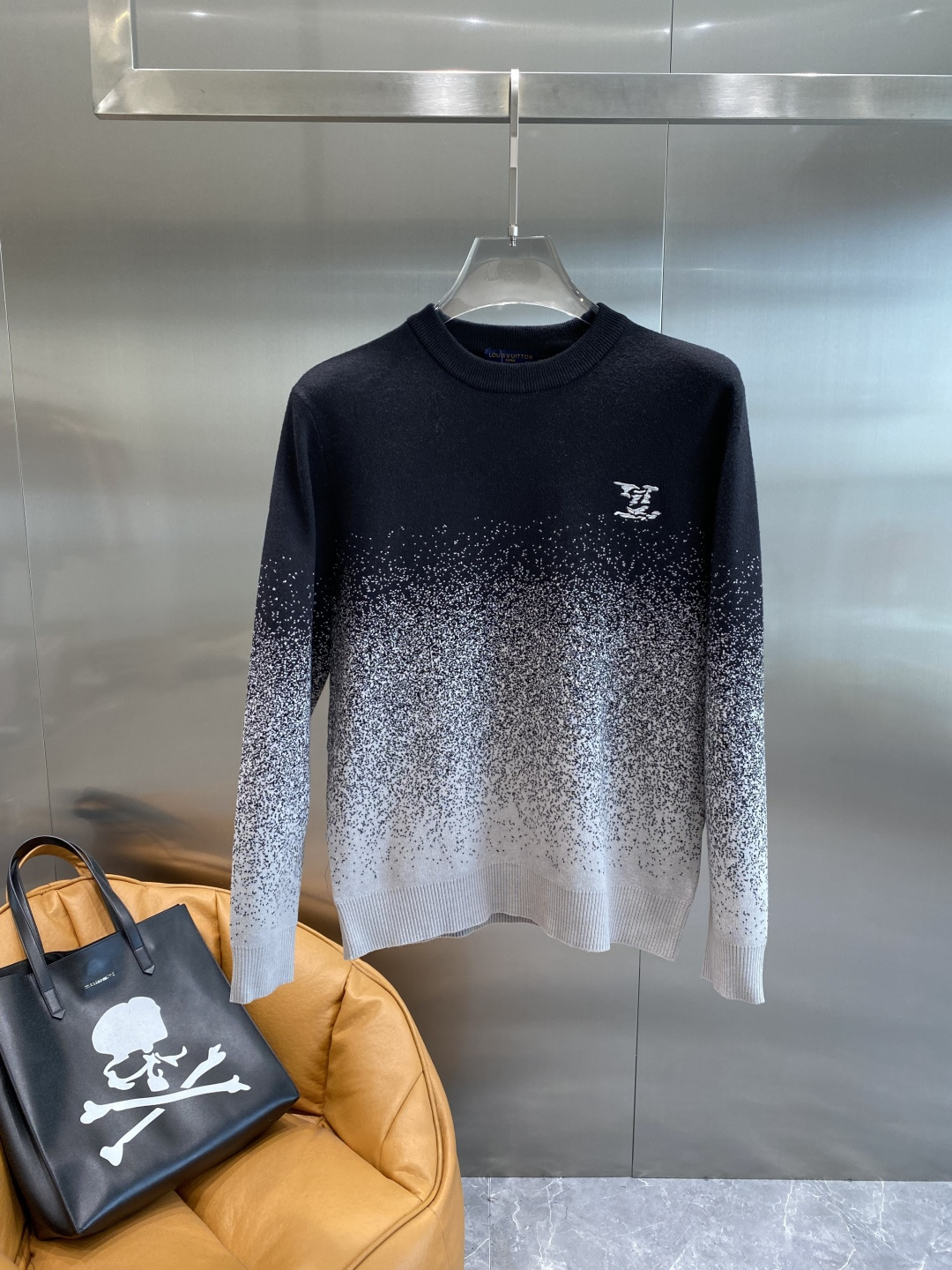 《𝙉𝙚𝙬🤍🖤驴家》秋冬经典男士针织长袖圆领套头毛衣 这款针织衫向经典图案致敬。采用棉质平纹针织面料精心制