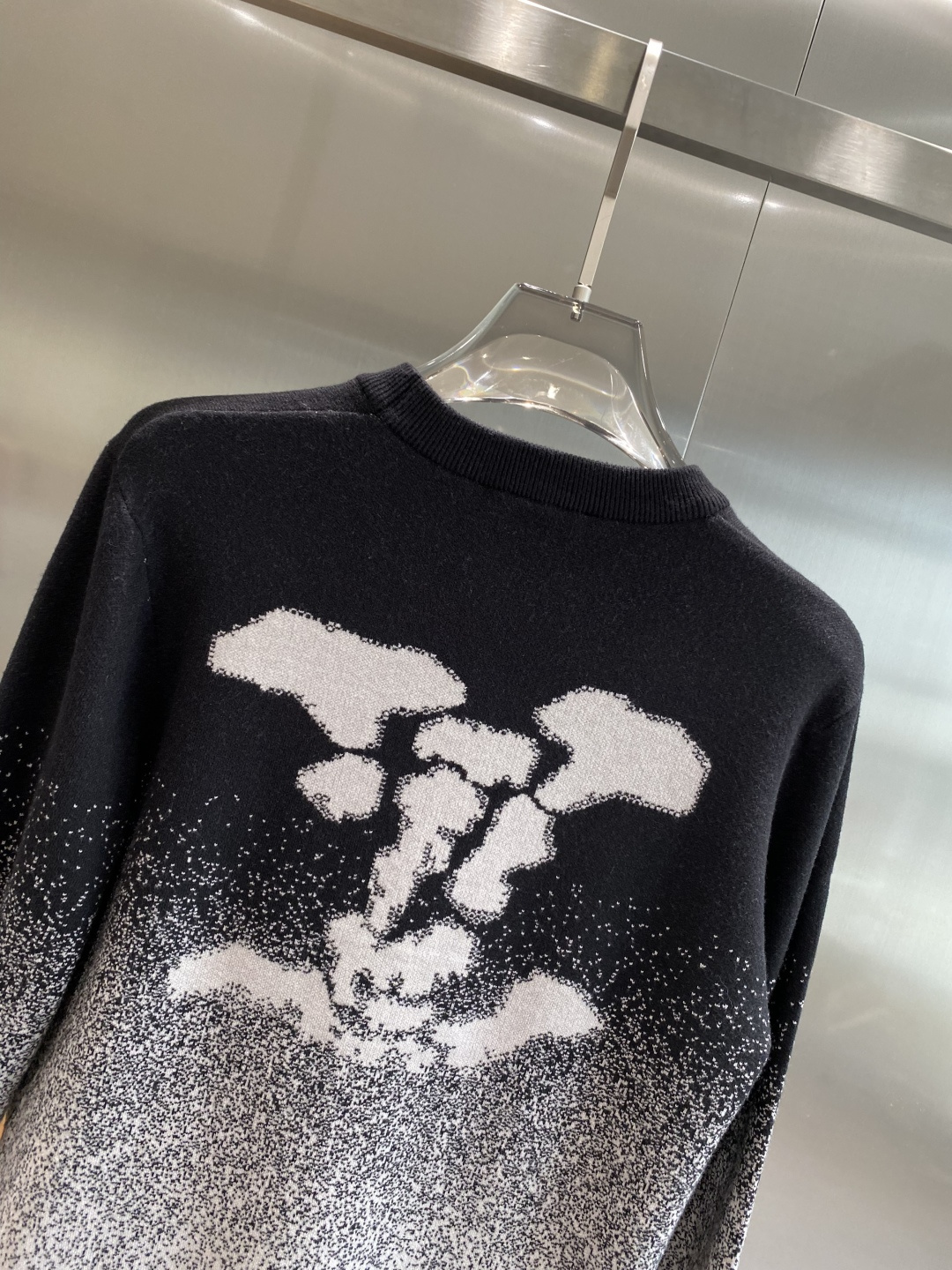 《𝙉𝙚𝙬🤍🖤驴家》秋冬经典男士针织长袖圆领套头毛衣 这款针织衫向经典图案致敬。采用棉质平纹针织面料精心制