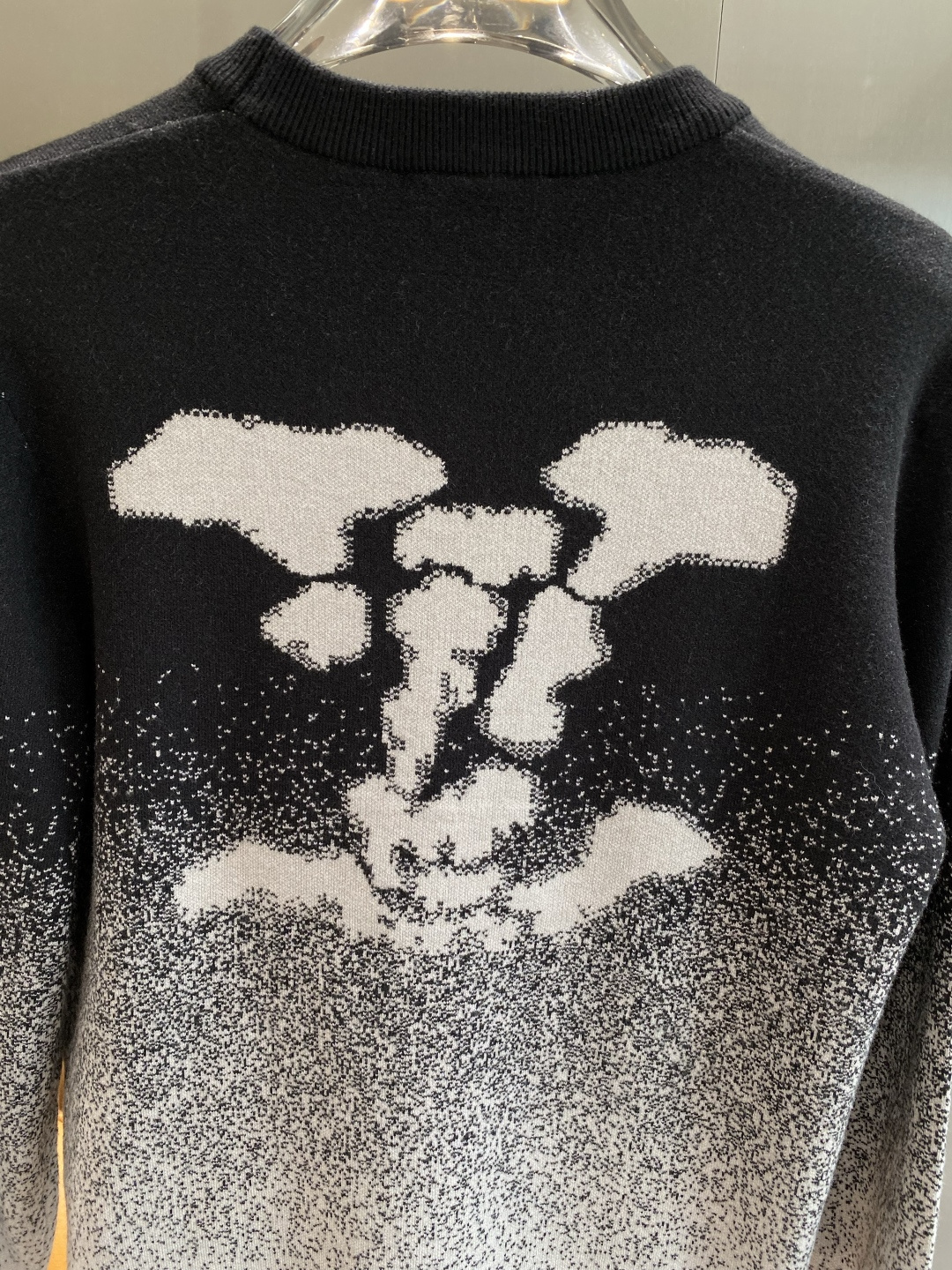 《𝙉𝙚𝙬🤍🖤驴家》秋冬经典男士针织长袖圆领套头毛衣 这款针织衫向经典图案致敬。采用棉质平纹针织面料精心制