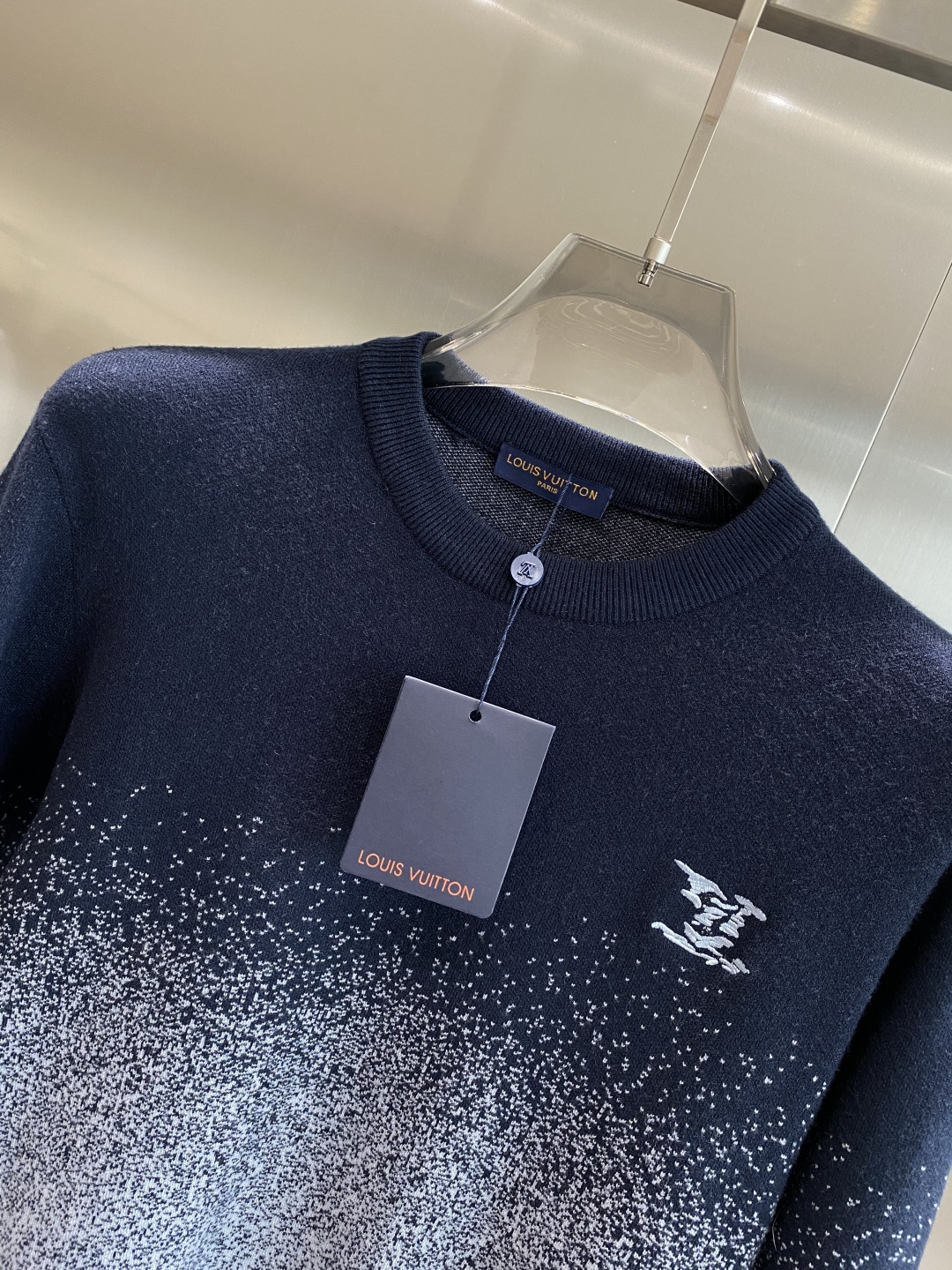 《𝙉𝙚𝙬🤍🖤驴家》秋冬经典男士针织长袖圆领套头毛衣 这款针织衫向经典图案致敬。采用棉质平纹针织面料精心制