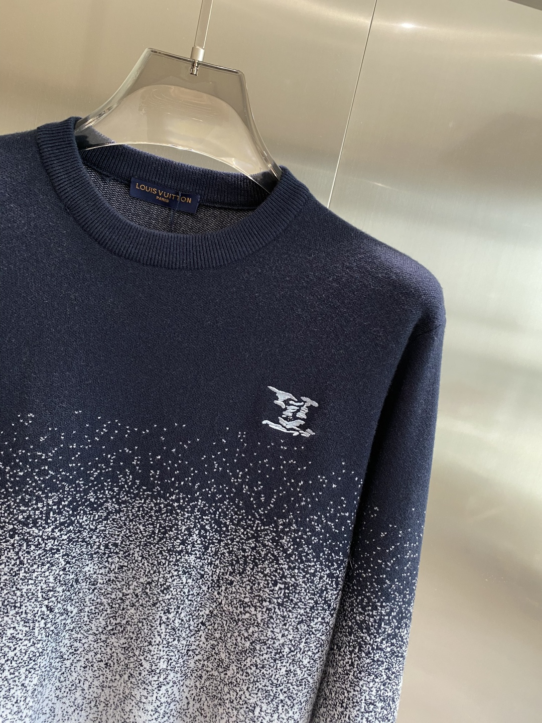 《𝙉𝙚𝙬🤍🖤驴家》秋冬经典男士针织长袖圆领套头毛衣 这款针织衫向经典图案致敬。采用棉质平纹针织面料精心制