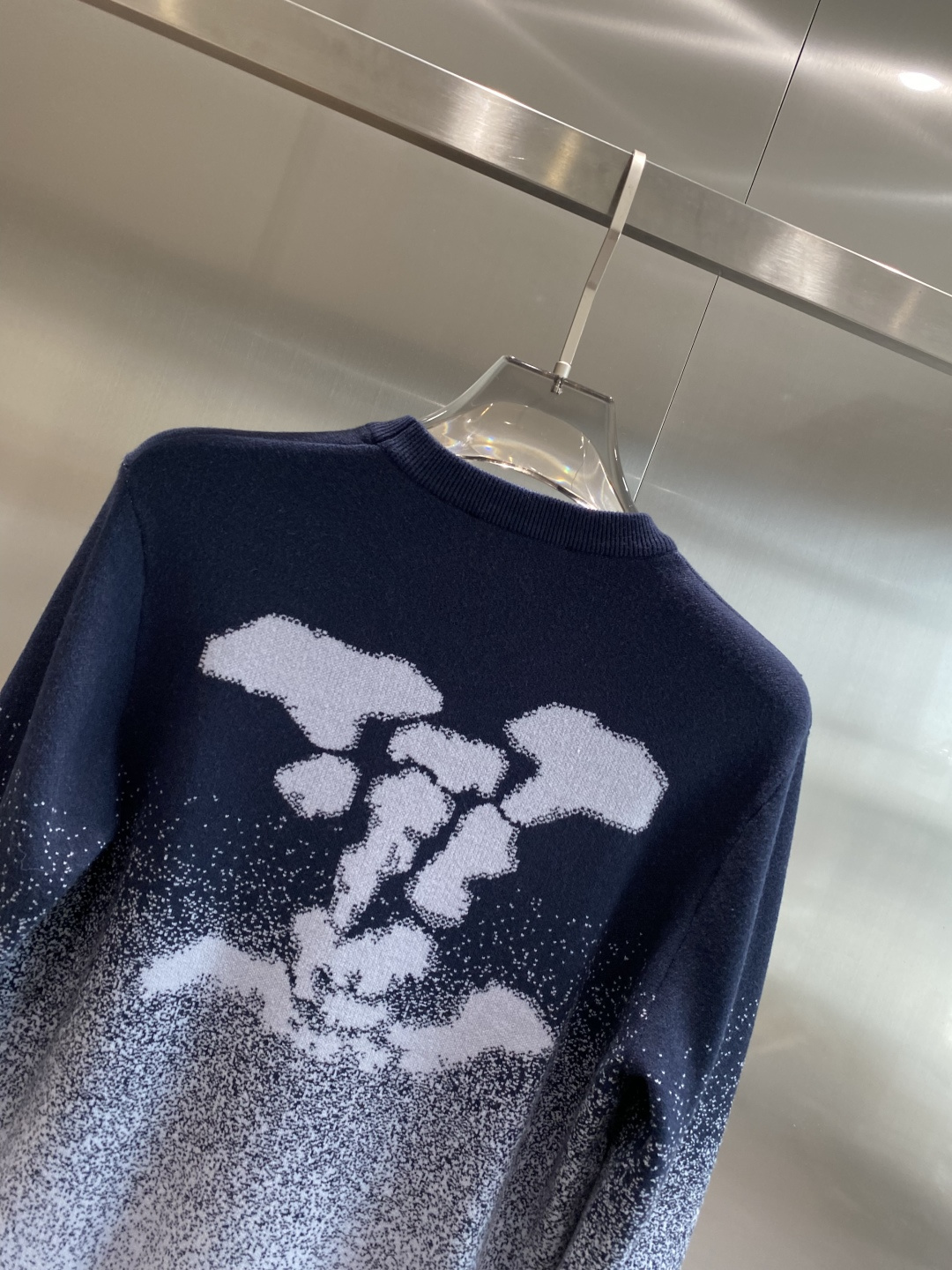 《𝙉𝙚𝙬🤍🖤驴家》秋冬经典男士针织长袖圆领套头毛衣 这款针织衫向经典图案致敬。采用棉质平纹针织面料精心制