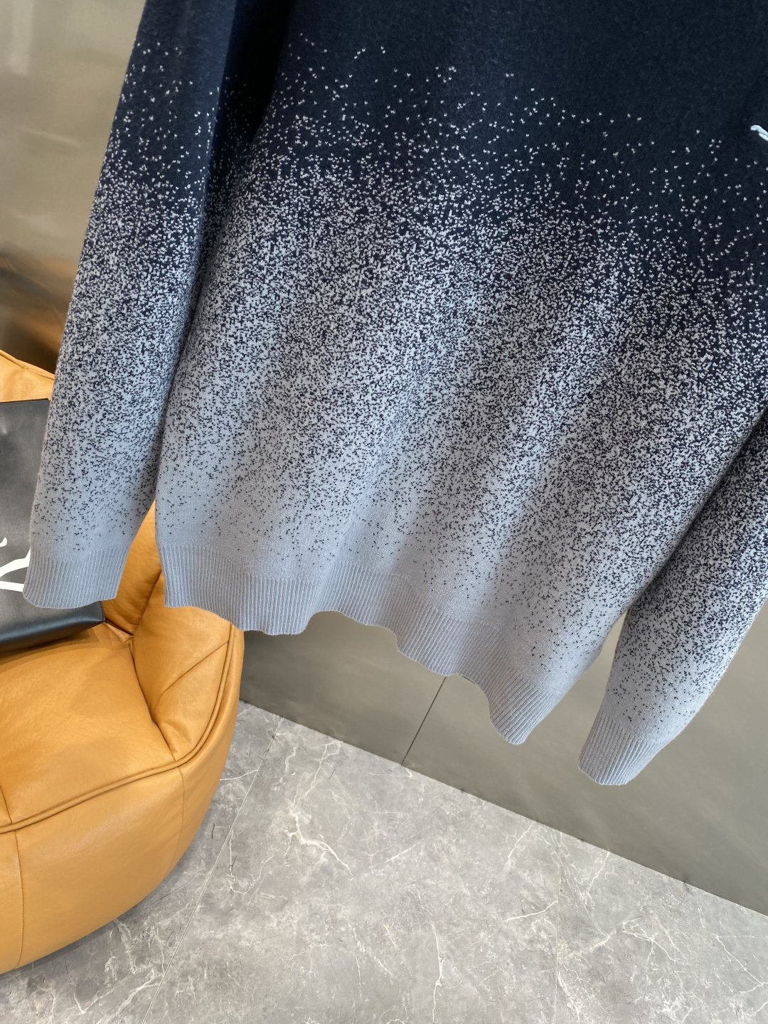 《𝙉𝙚𝙬🤍🖤驴家》秋冬经典男士针织长袖圆领套头毛衣 这款针织衫向经典图案致敬。采用棉质平纹针织面料精心制