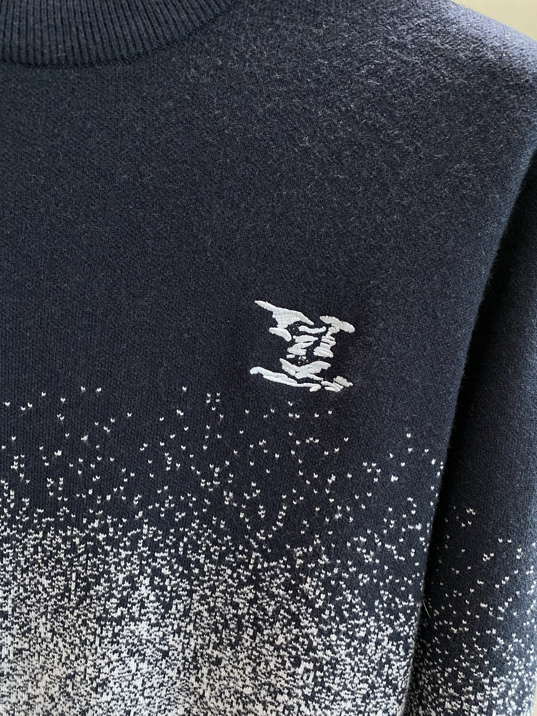 《𝙉𝙚𝙬🤍🖤驴家》秋冬经典男士针织长袖圆领套头毛衣 这款针织衫向经典图案致敬。采用棉质平纹针织面料精心制