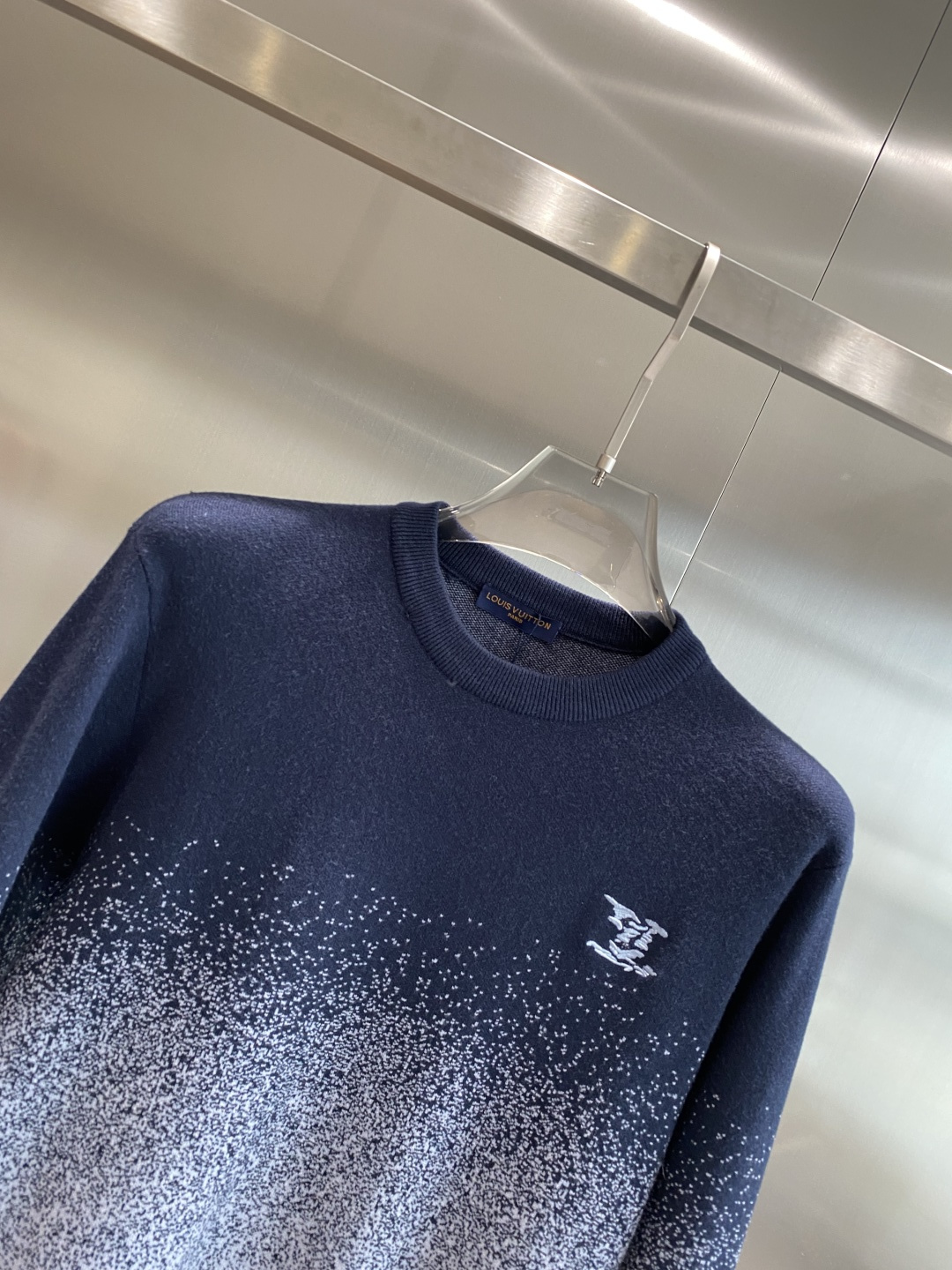 《𝙉𝙚𝙬🤍🖤驴家》秋冬经典男士针织长袖圆领套头毛衣 这款针织衫向经典图案致敬。采用棉质平纹针织面料精心制