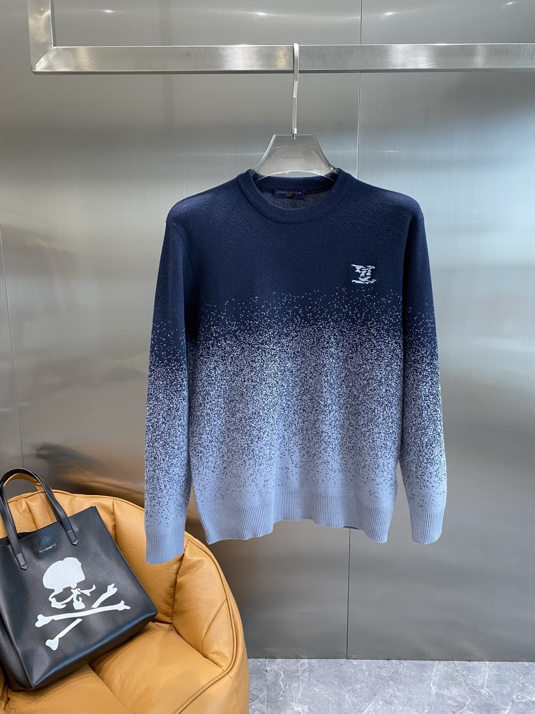 《𝙉𝙚𝙬🤍🖤驴家》秋冬经典男士针织长袖圆领套头毛衣 这款针织衫向经典图案致敬。采用棉质平纹针织面料精心制