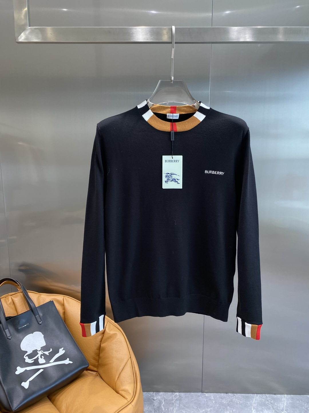 《𝙉𝙚𝙬🤍🖤巴家》2025官网秋冬季最新毛衣，专柜同步在售爆款！特供羊毛混纺面料.手感舒适.可直接接触皮