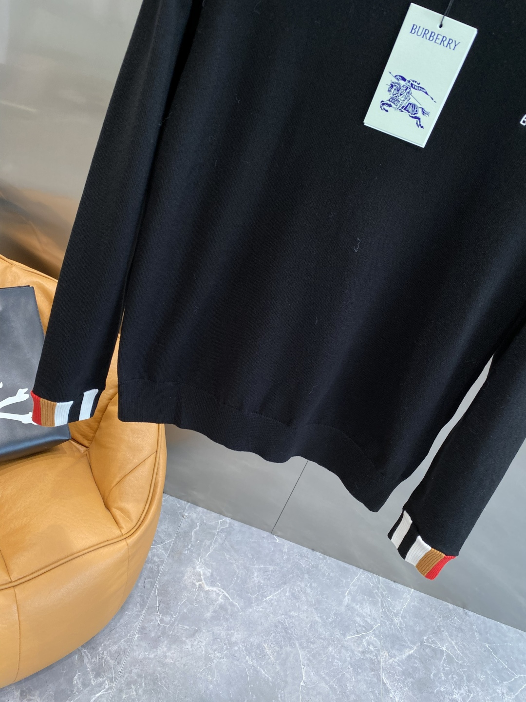 《𝙉𝙚𝙬🤍🖤巴家》2025官网秋冬季最新毛衣，专柜同步在售爆款！特供羊毛混纺面料.手感舒适.可直接接触皮