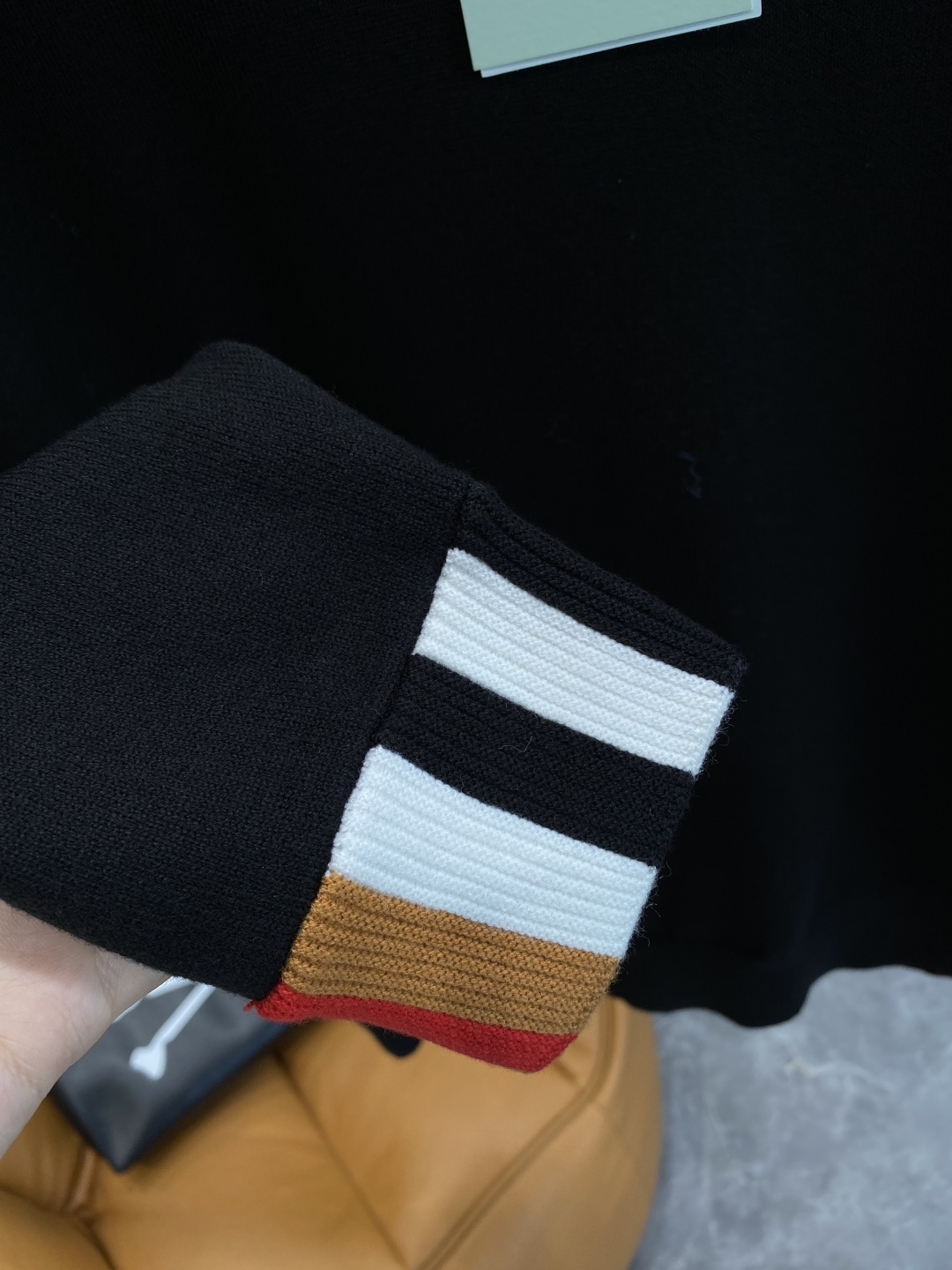 《𝙉𝙚𝙬🤍🖤巴家》2025官网秋冬季最新毛衣，专柜同步在售爆款！特供羊毛混纺面料.手感舒适.可直接接触皮