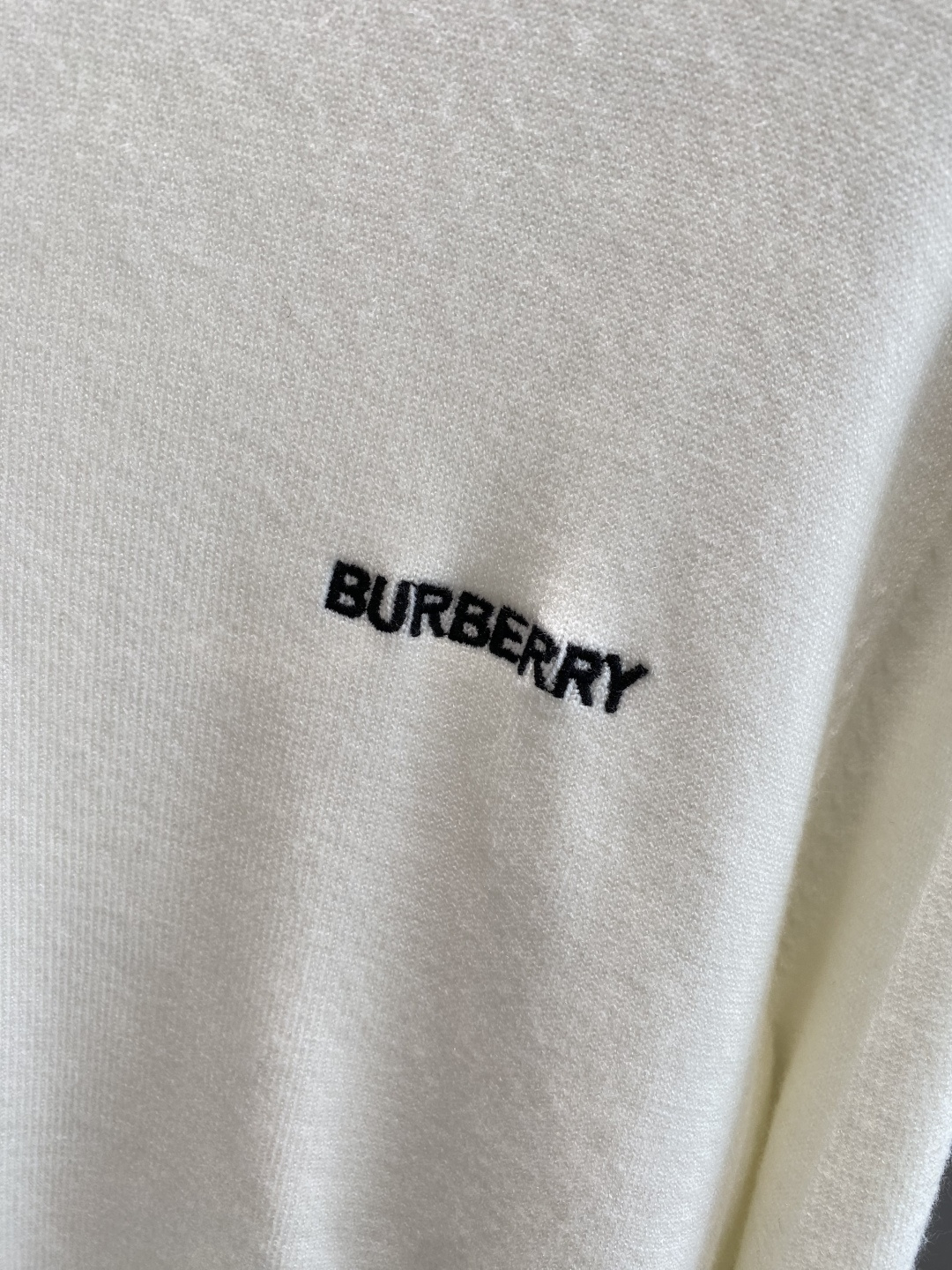 《𝙉𝙚𝙬🤍🖤巴家》2025官网秋冬季最新毛衣，专柜同步在售爆款！特供羊毛混纺面料.手感舒适.可直接接触皮