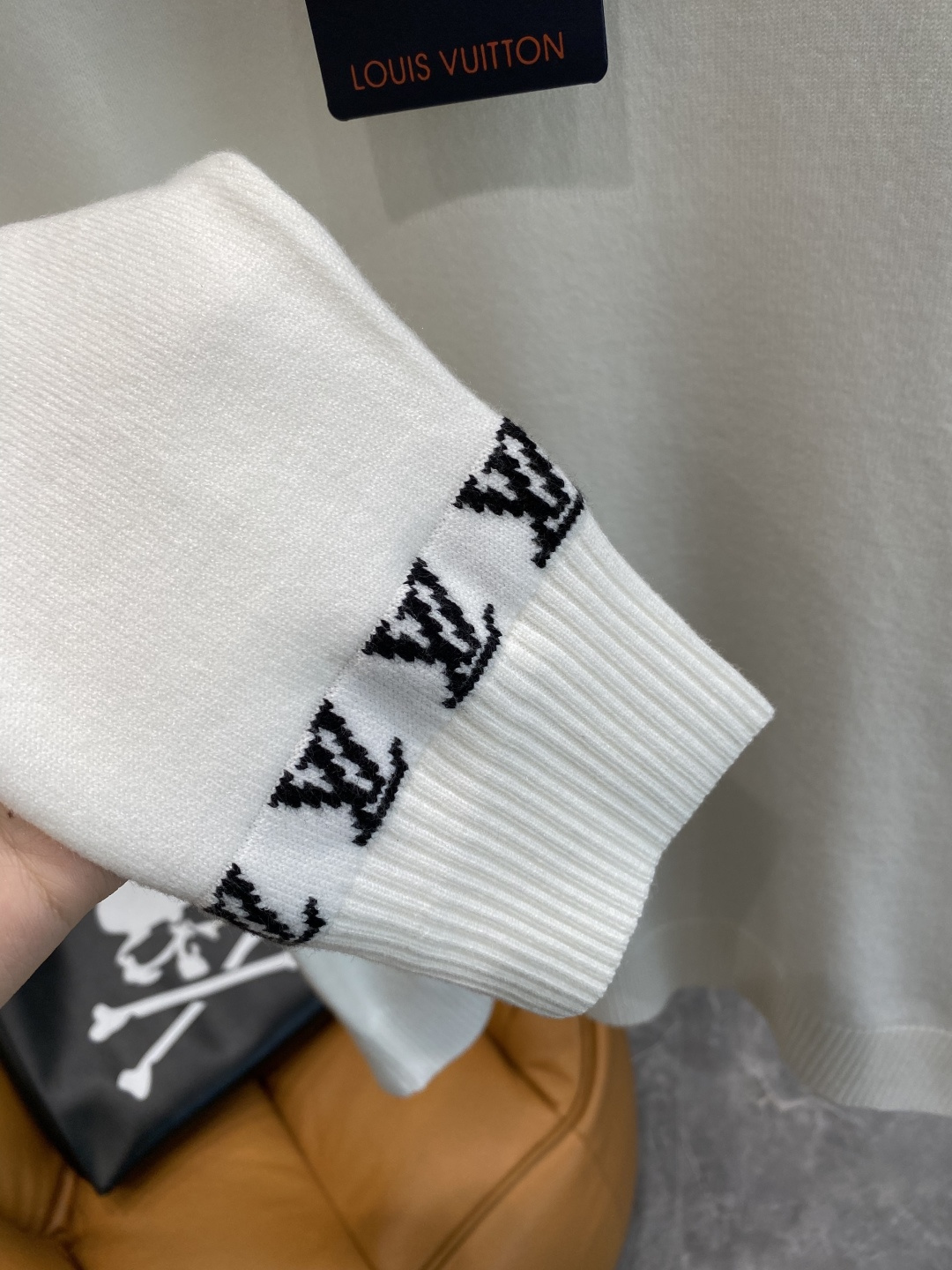 《𝙉𝙚𝙬🤍🖤驴家》2025官网秋冬季最新毛衣，专柜同步在售爆款！特供羊毛混纺面料.手感舒适.可直接接触皮