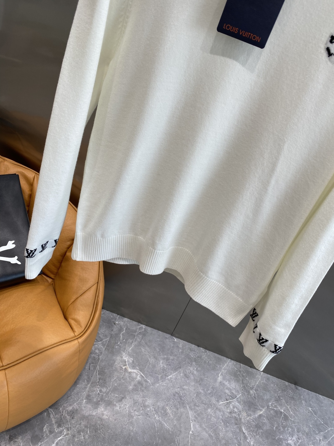 《𝙉𝙚𝙬🤍🖤驴家》2025官网秋冬季最新毛衣，专柜同步在售爆款！特供羊毛混纺面料.手感舒适.可直接接触皮