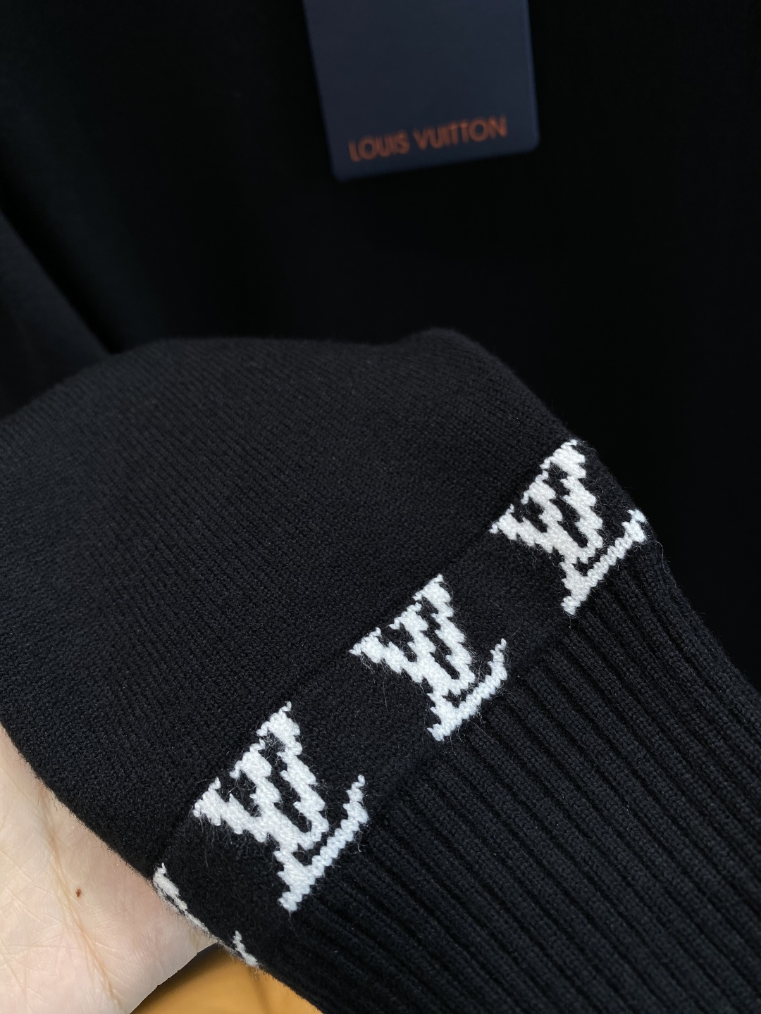 《𝙉𝙚𝙬🤍🖤驴家》2025官网秋冬季最新毛衣，专柜同步在售爆款！特供羊毛混纺面料.手感舒适.可直接接触皮