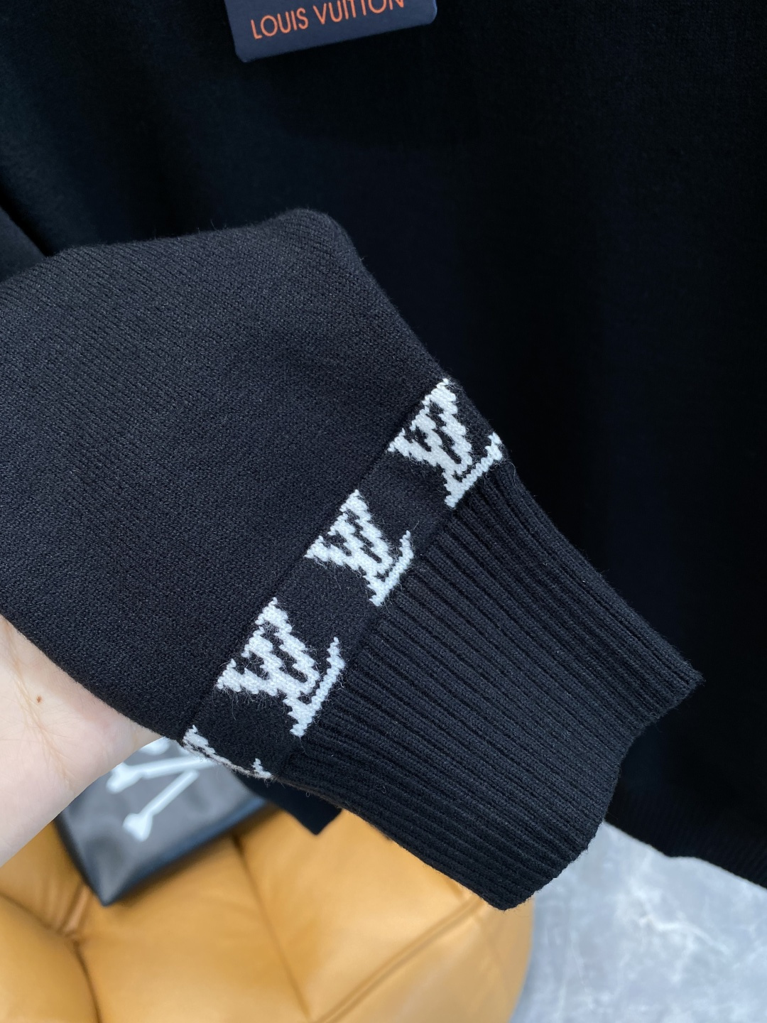 《𝙉𝙚𝙬🤍🖤驴家》2025官网秋冬季最新毛衣，专柜同步在售爆款！特供羊毛混纺面料.手感舒适.可直接接触皮