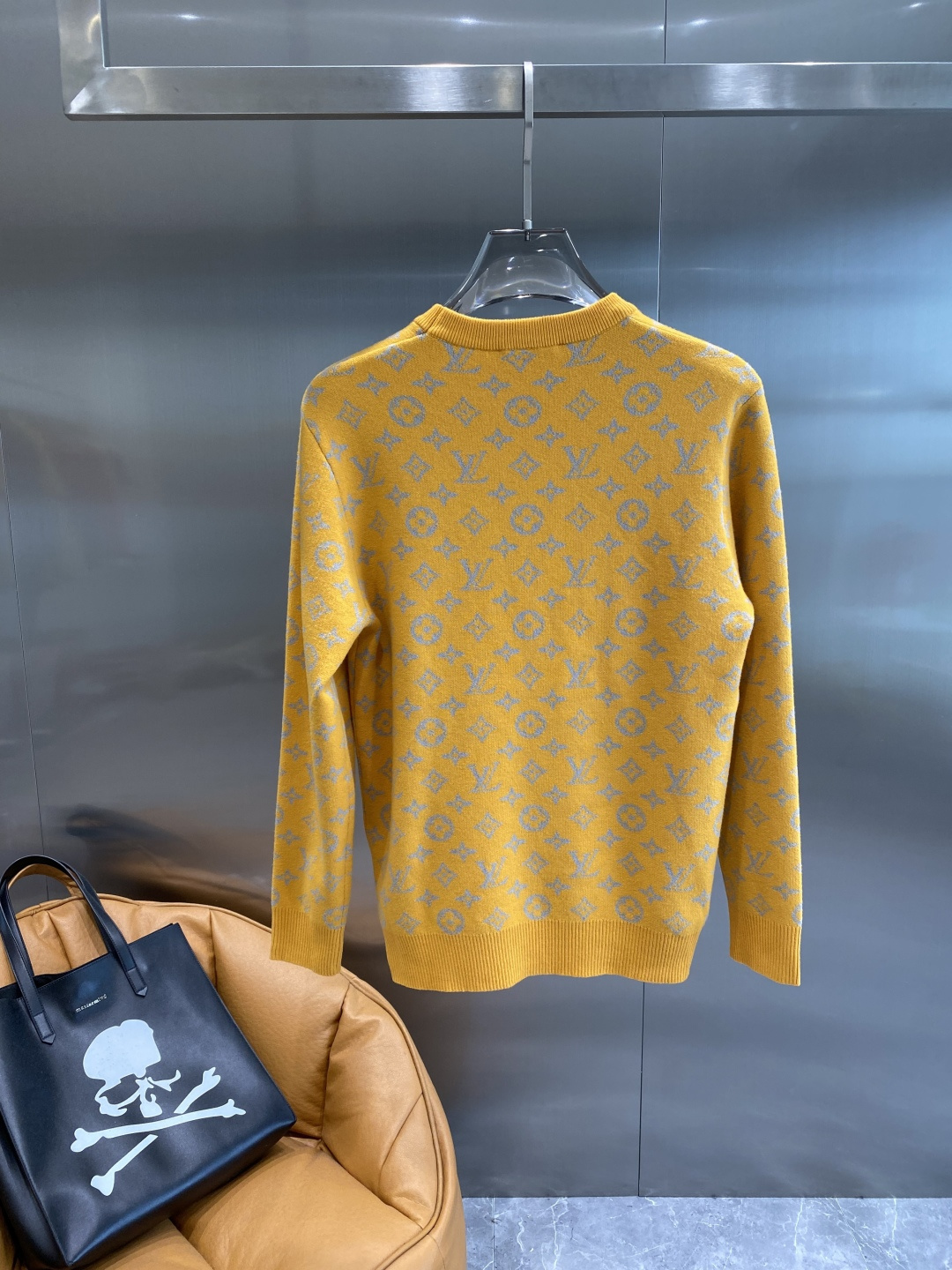 《𝙉𝙚𝙬🤍🖤驴家》秋冬经典男士针织长袖圆领套头毛衣 这款针织衫向经典图案致敬。采用棉质平纹针织面料精心制