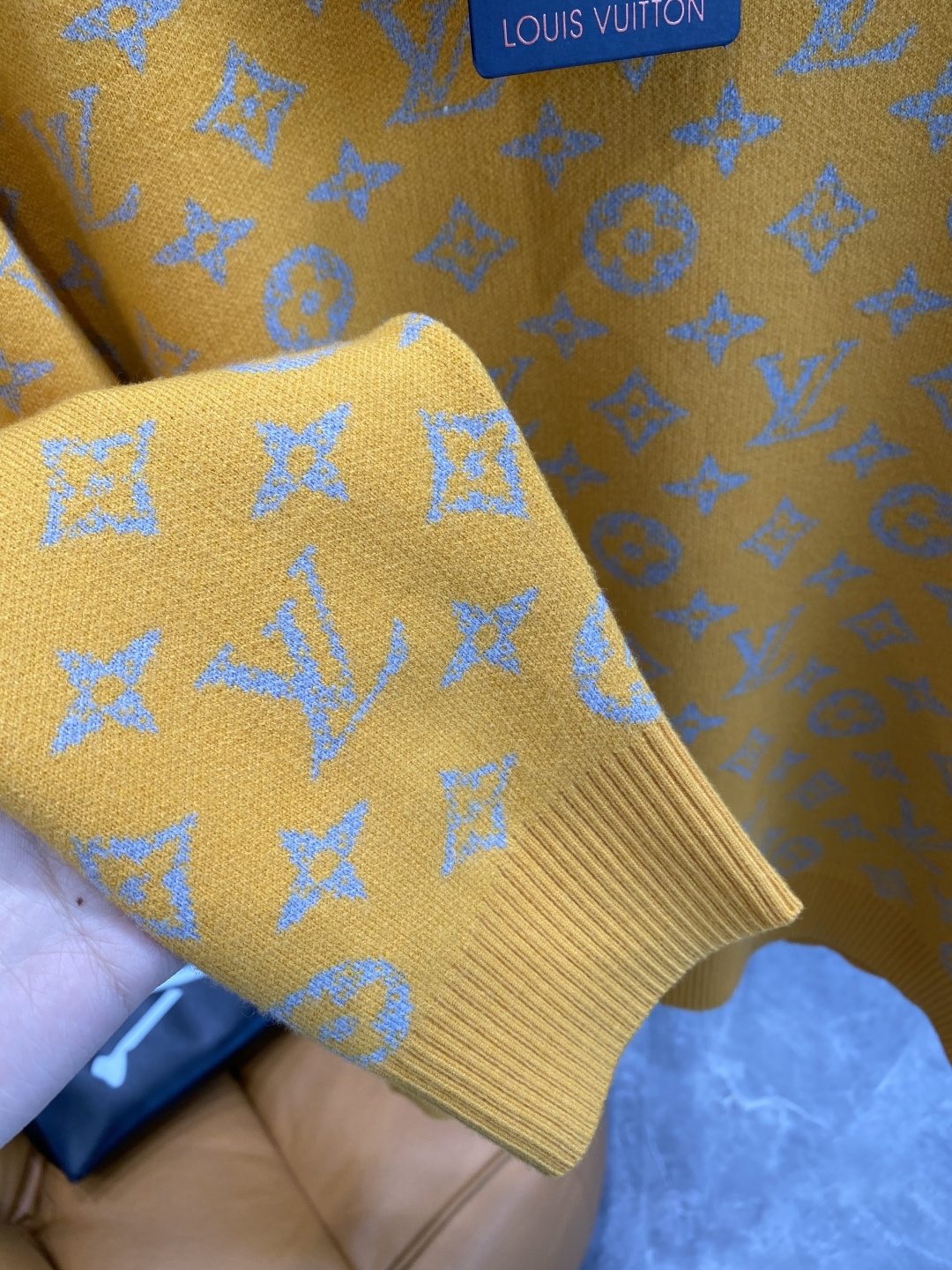 《𝙉𝙚𝙬🤍🖤驴家》秋冬经典男士针织长袖圆领套头毛衣 这款针织衫向经典图案致敬。采用棉质平纹针织面料精心制