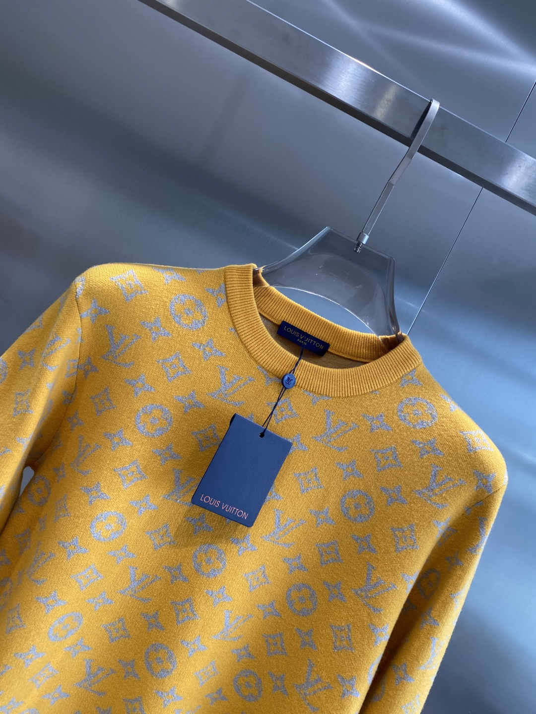 《𝙉𝙚𝙬🤍🖤驴家》秋冬经典男士针织长袖圆领套头毛衣 这款针织衫向经典图案致敬。采用棉质平纹针织面料精心制