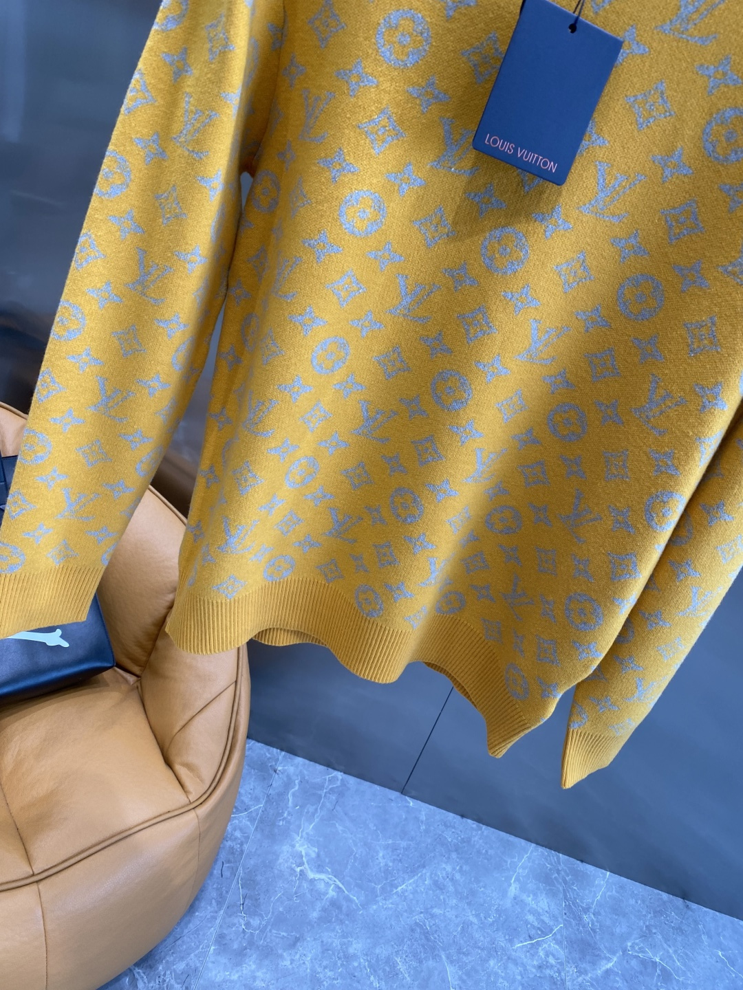 《𝙉𝙚𝙬🤍🖤驴家》秋冬经典男士针织长袖圆领套头毛衣 这款针织衫向经典图案致敬。采用棉质平纹针织面料精心制